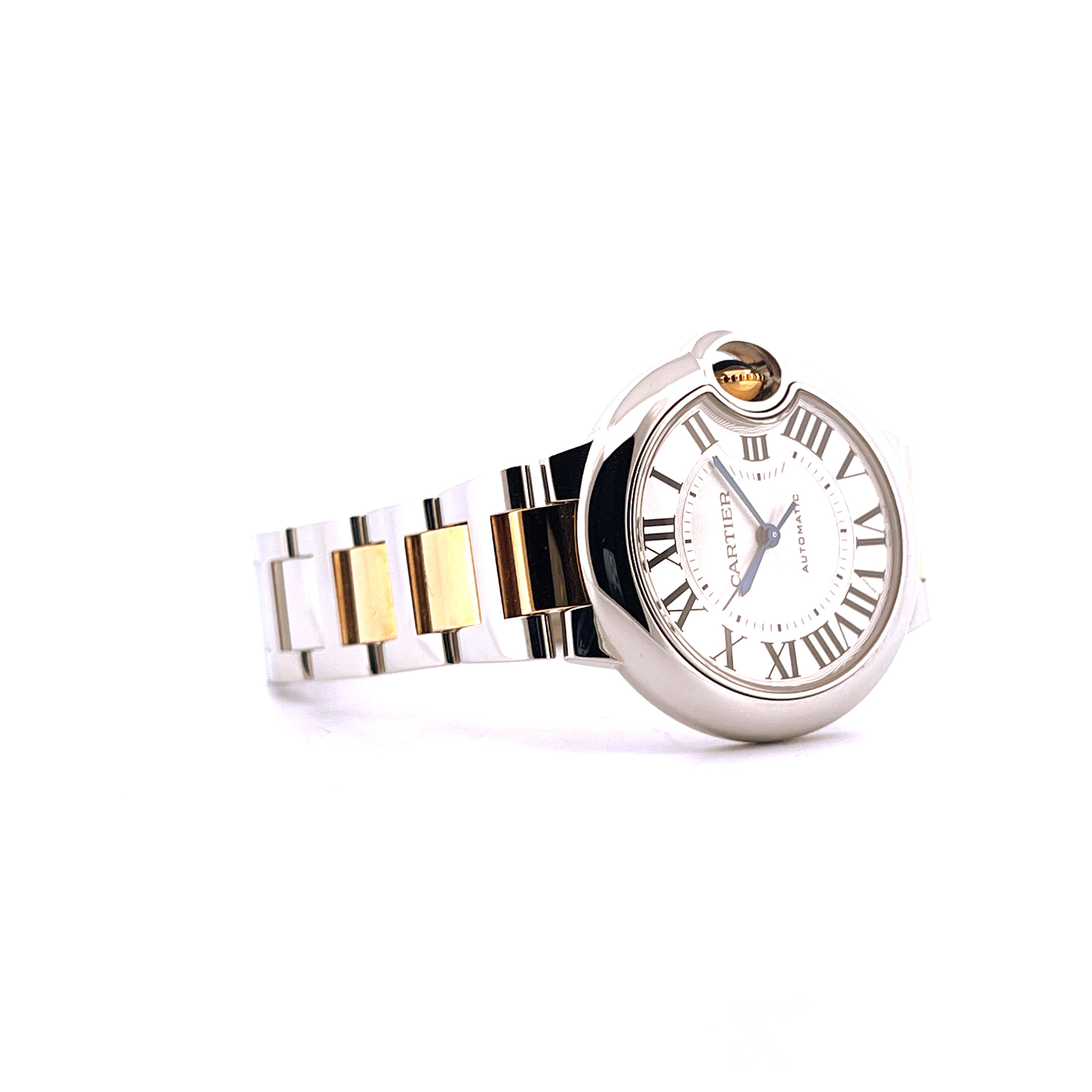 Cartier Ballon Bleu 33 mm Stahl und Gold Automatik Uhr im Seitenprofil auf weißem Hintergrund