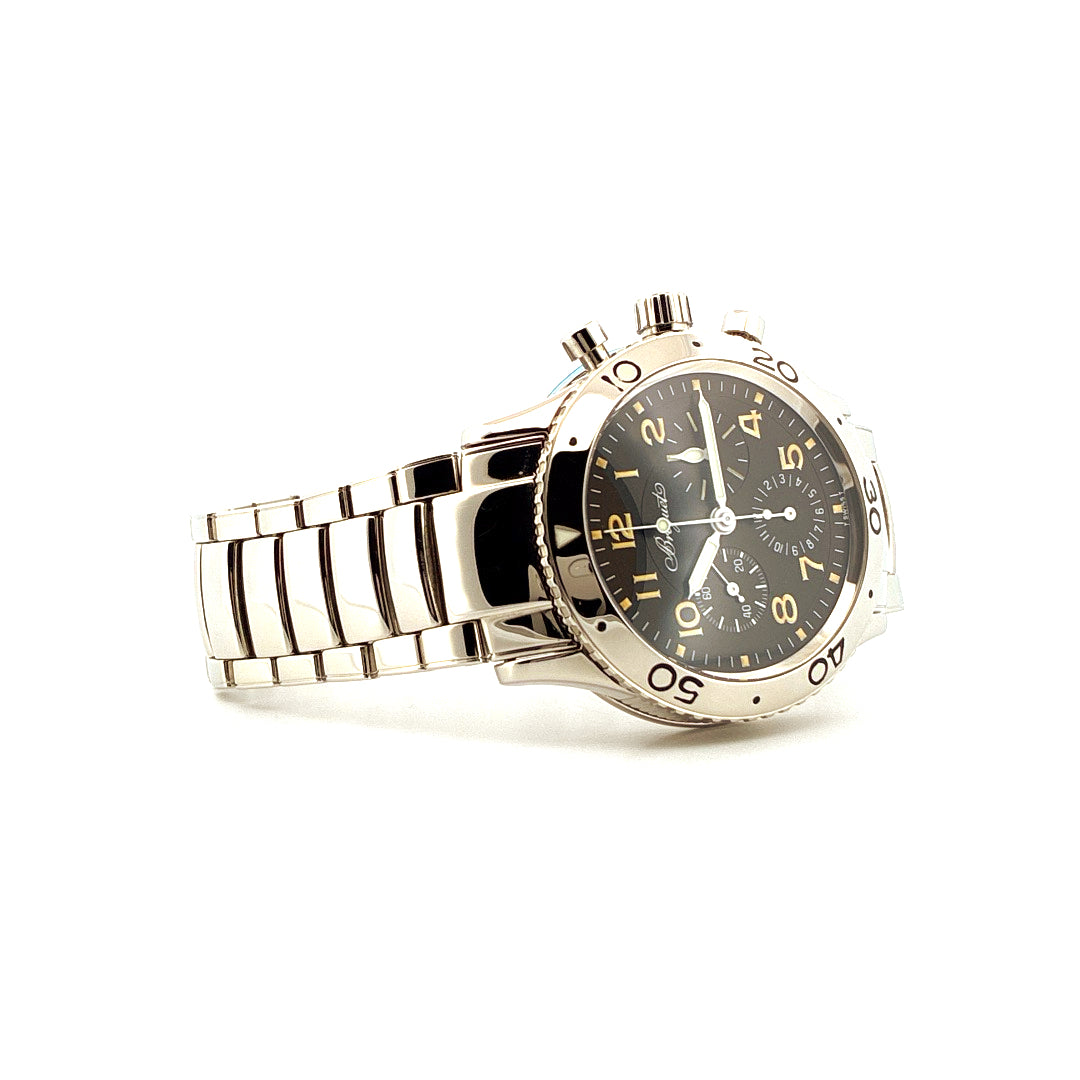 Breguet Type XX Aeronavale Edelstahl-Chronograph mit schwarzem Zifferblatt auf weißem Hintergrund
