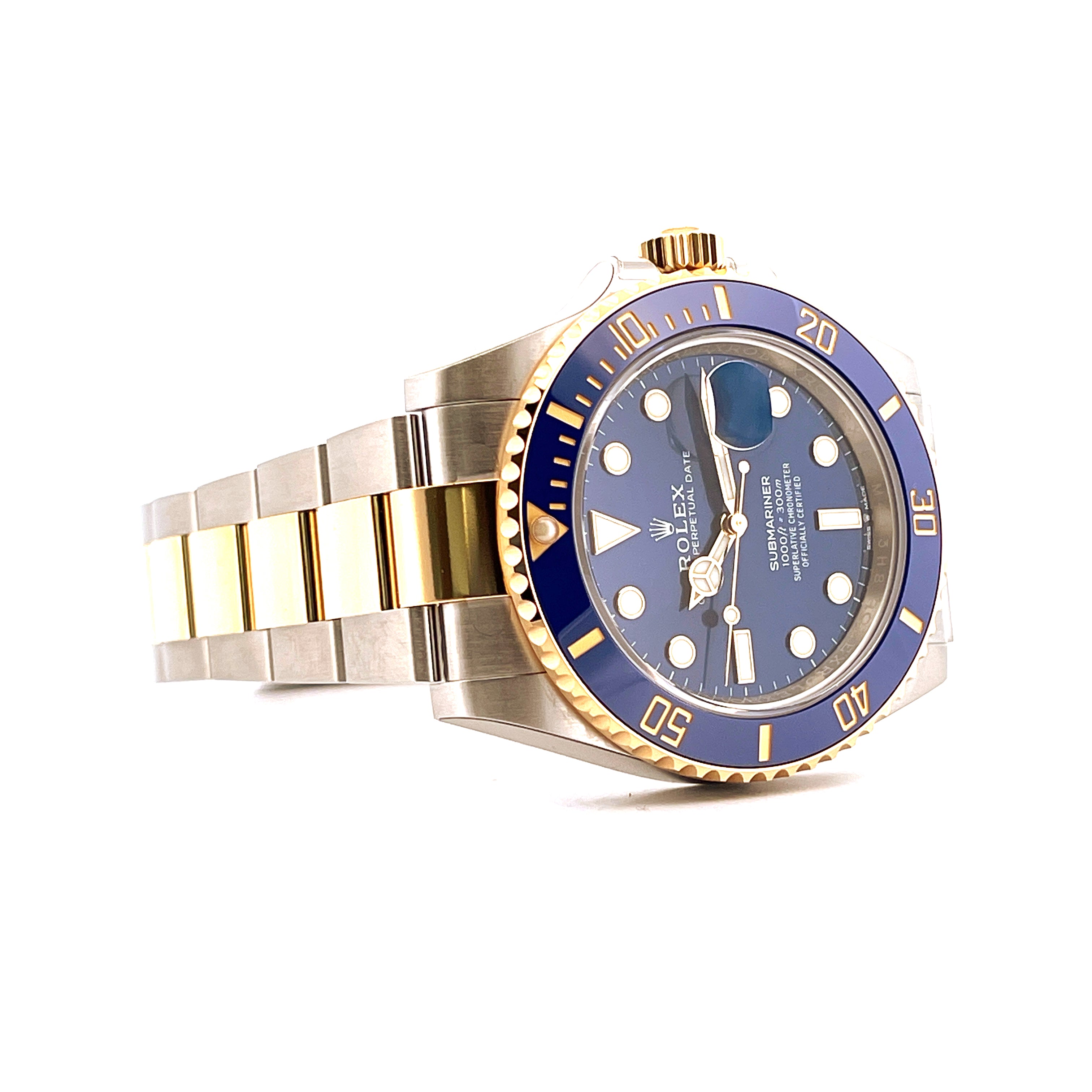 Rolex Submariner Date Bicolor mit blauem Zifferblatt im Detail auf weißem Hintergrund