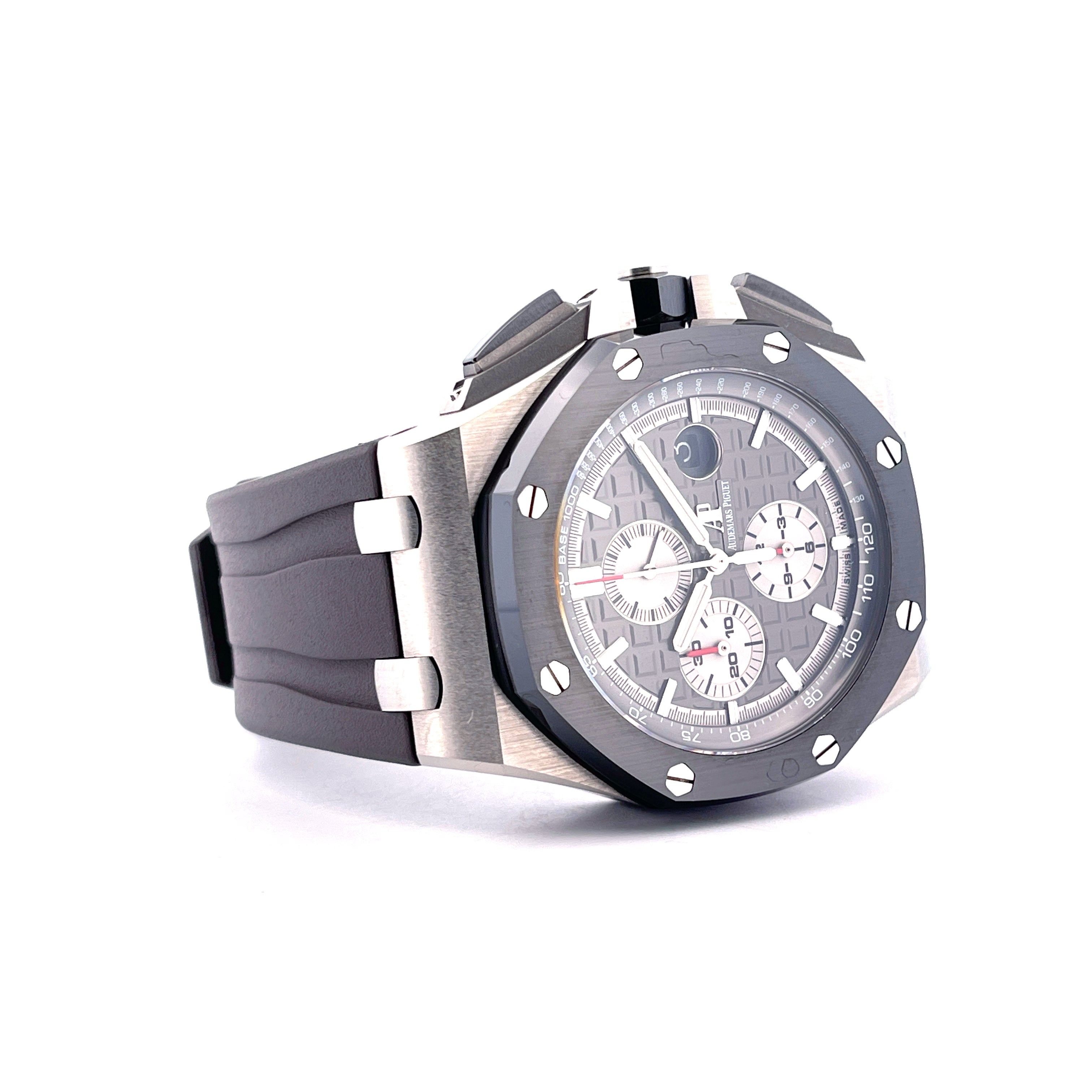 Audemars Piguet Royal Oak Offshore Chronograph aus Titan mit Kautschukarmband im Detail, auf weissem Hintergrund, 2021