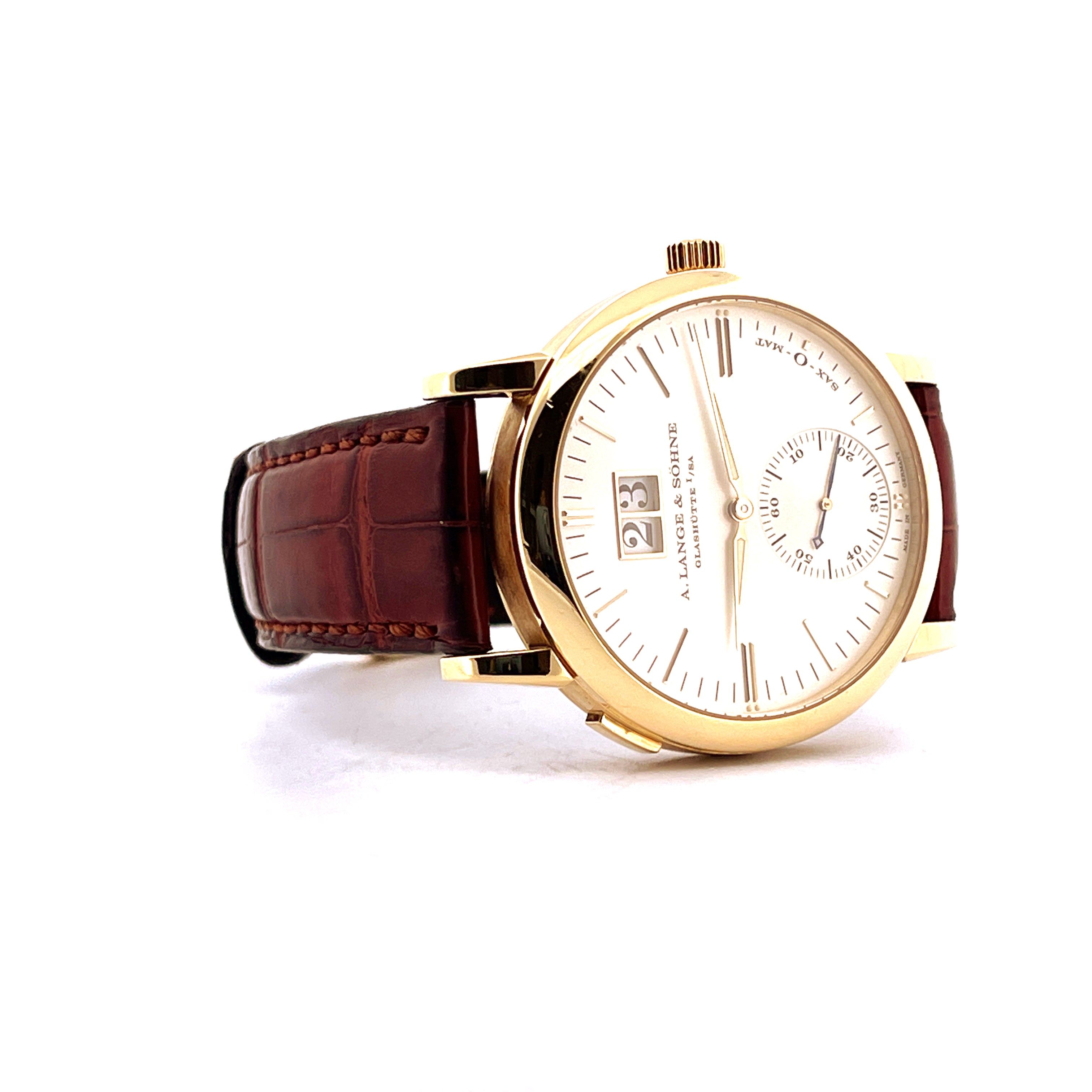 Eine A. Lange & Söhne Langematik mit Gelbgoldgehäuse und braunem Krokodillederarmband