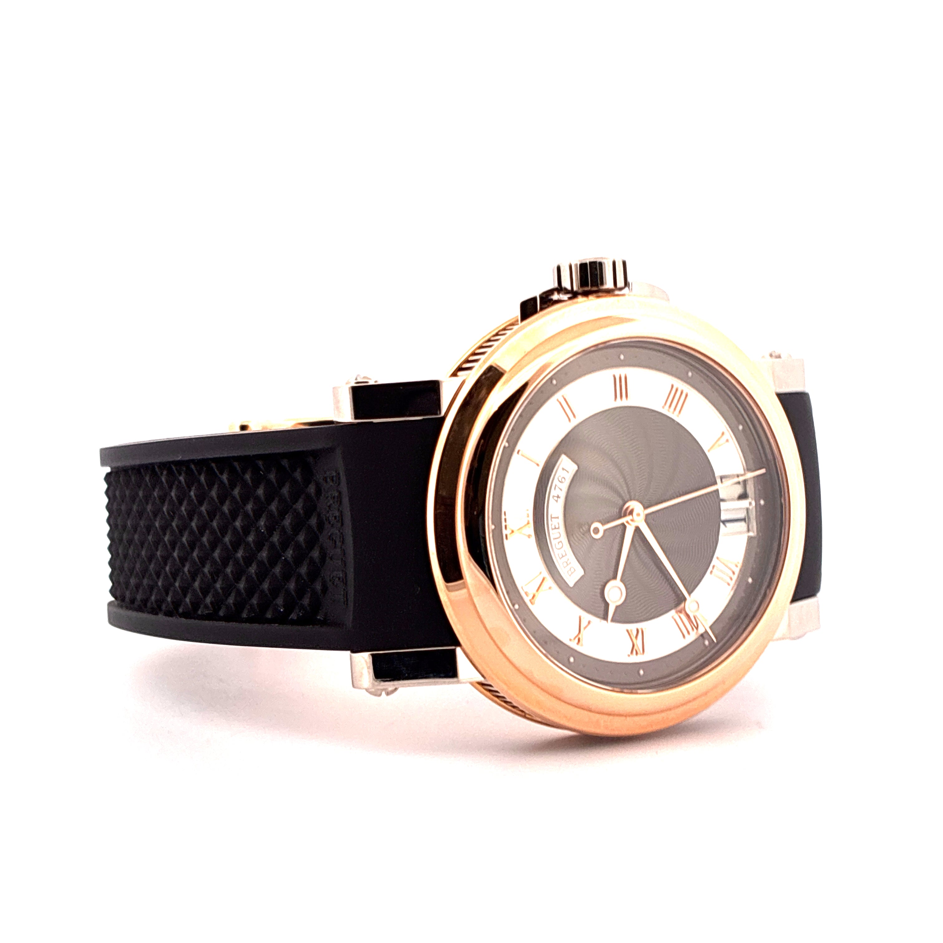 Breguet Big Date Marine Roségold Automatik mit schwarzem Kautschukarmband seitlich aufgenommen