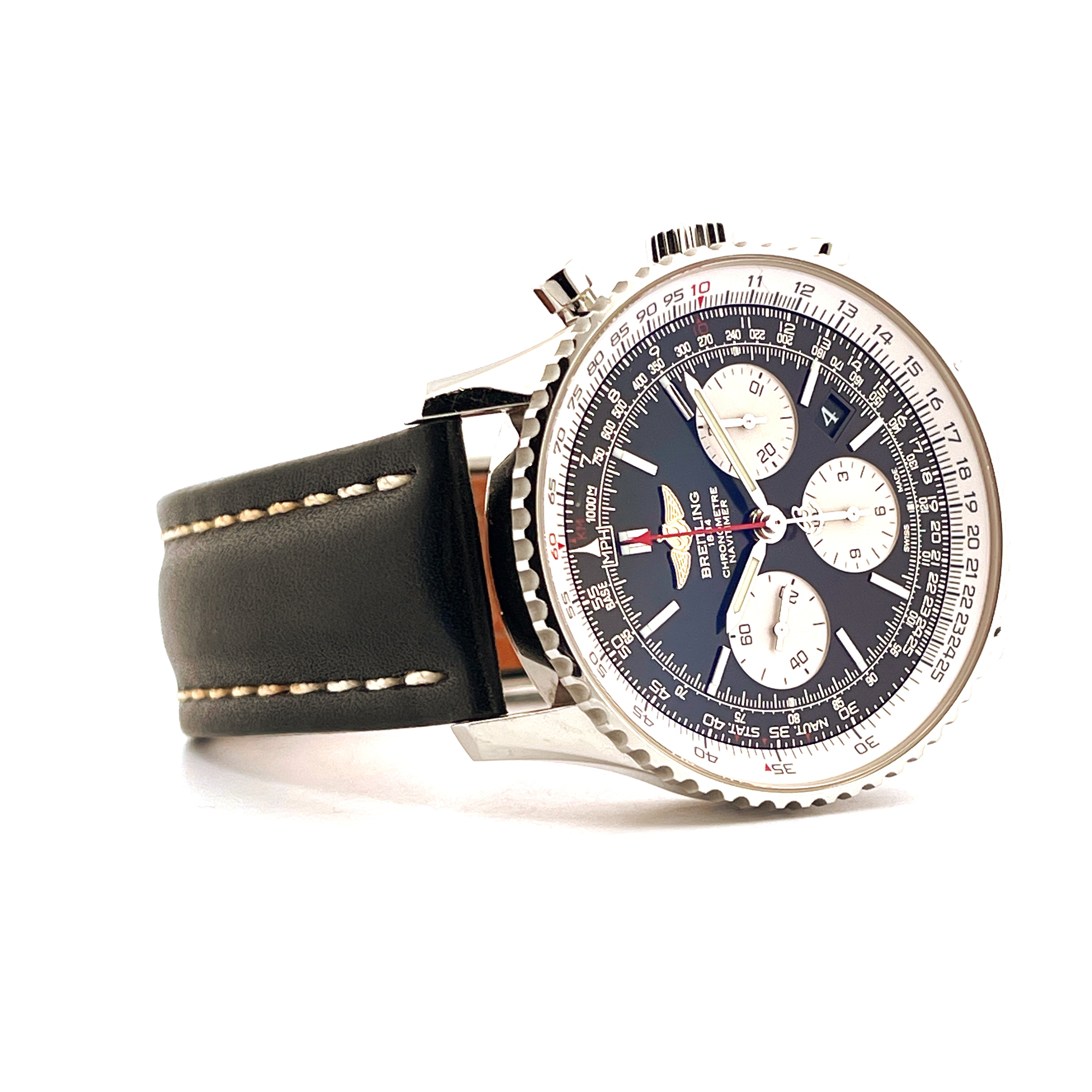 Breitling Navitimer B01 in Edelstahl mit schwarzem Lederarmband, seitliche Ansicht auf weißem Hintergrund