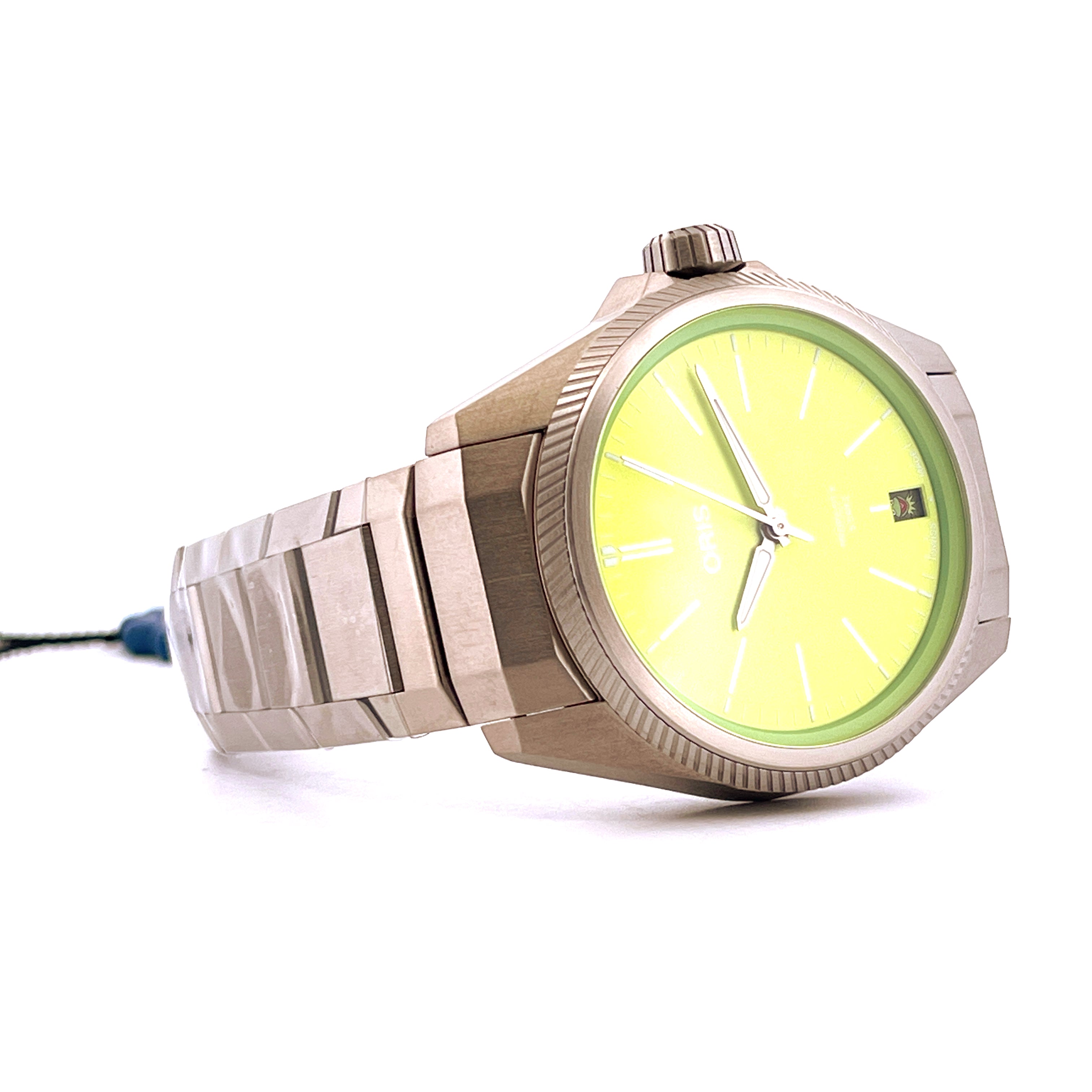 Oris Pro Pilot x Kermit in Titan mit leuchtend gelbem Zifferblatt und Silikonband auf weißem Hintergrund