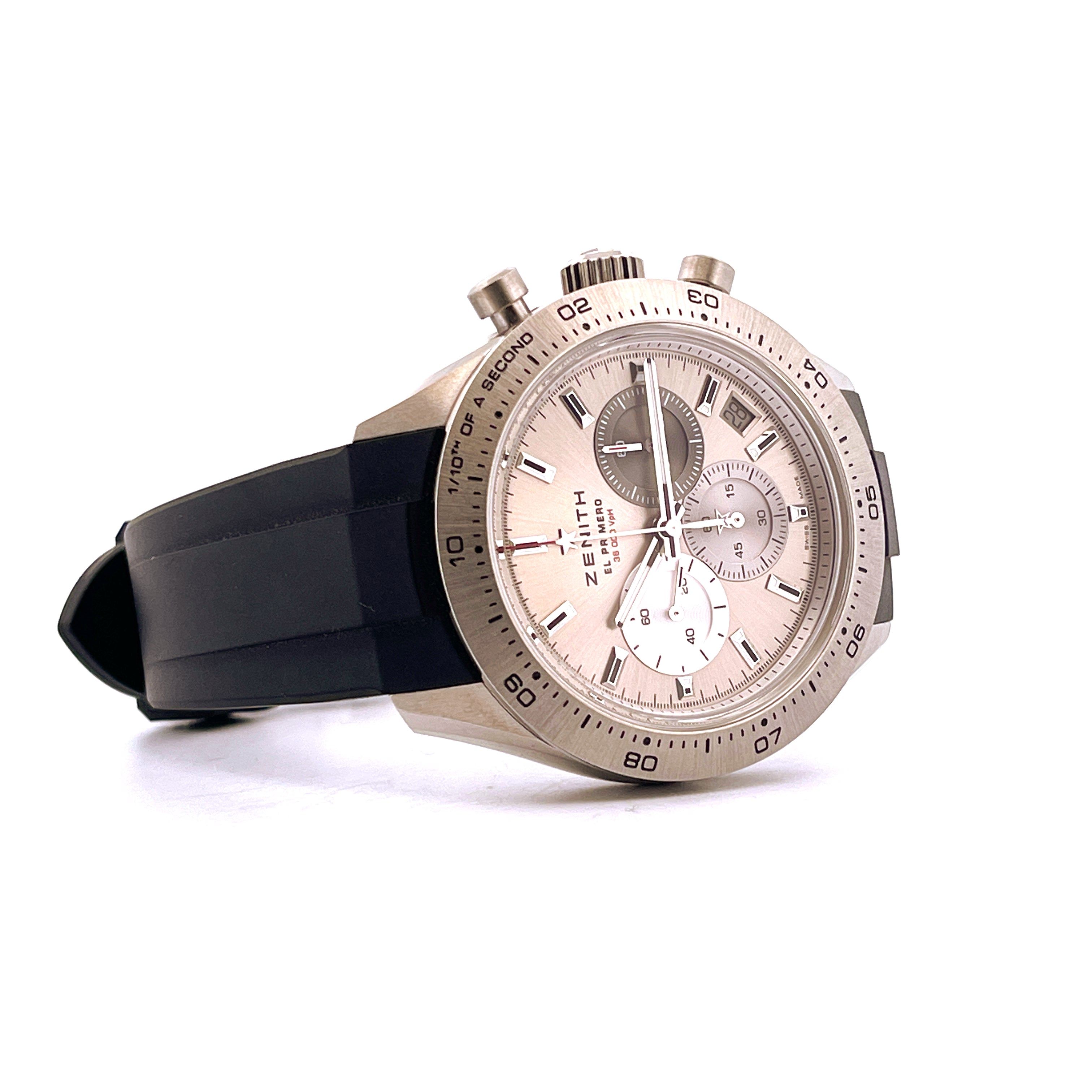 Zenith Chronomaster Sport Titan Uhr mit silbernem Zifferblatt und schwarzem Kautschukband auf weißem Hintergrund