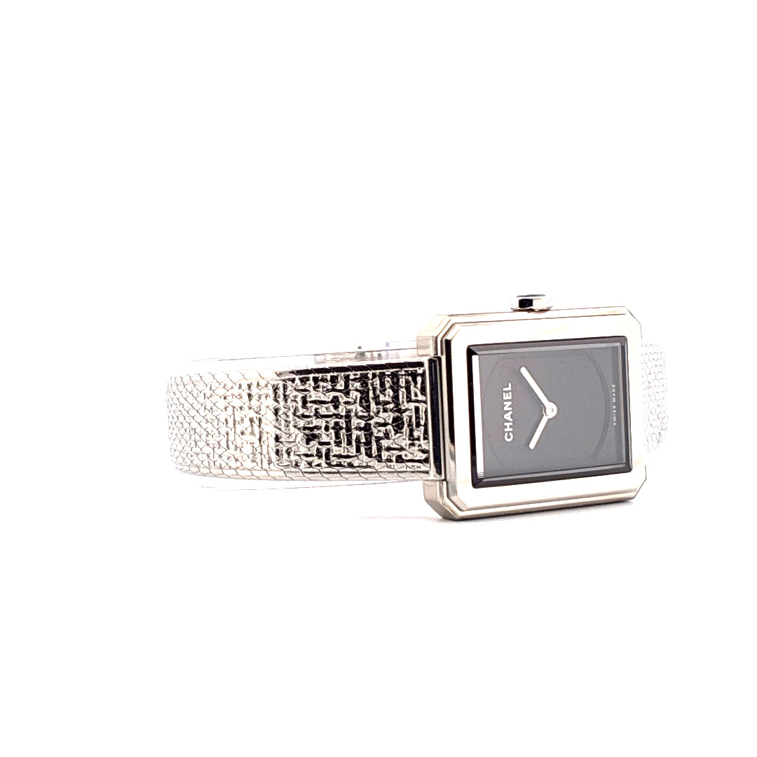 Chanel Boyfriend Uhr aus Edelstahl mit grauem Zifferblatt und texturiertem Armband auf weißem Hintergrund