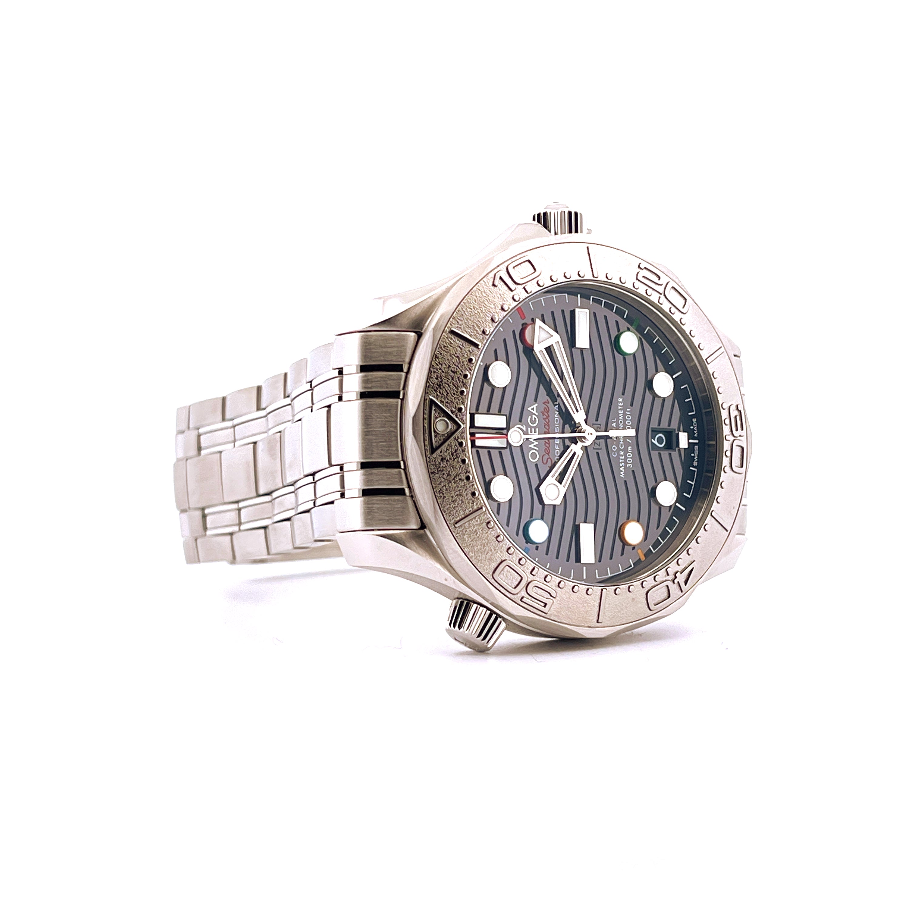 Omega Seamaster Diver 300M Beijing 2022 Automatikuhr im Detail auf weißem Hintergrund