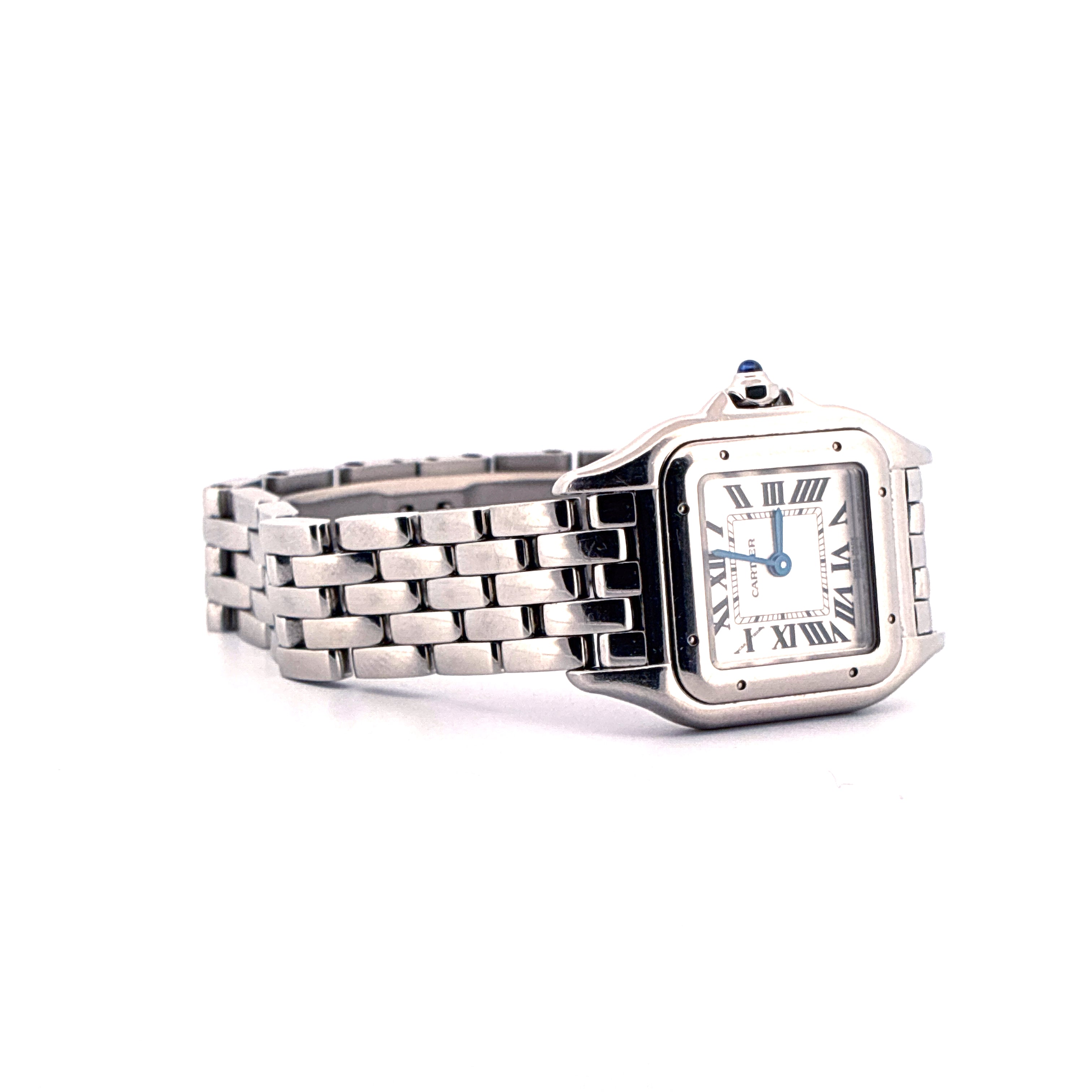 Cartier Panthère Damenuhr aus Edelstahl mit blauem Stein auf der Krone, weißem Zifferblatt und Gliederarmband