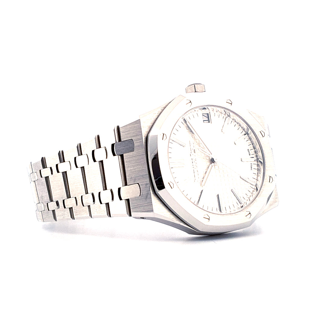 Audemars Piguet 50th Anniversary Royal Oak Edelstahl mit silbernem Zifferblatt und Metallarmband auf weißem Hintergrund