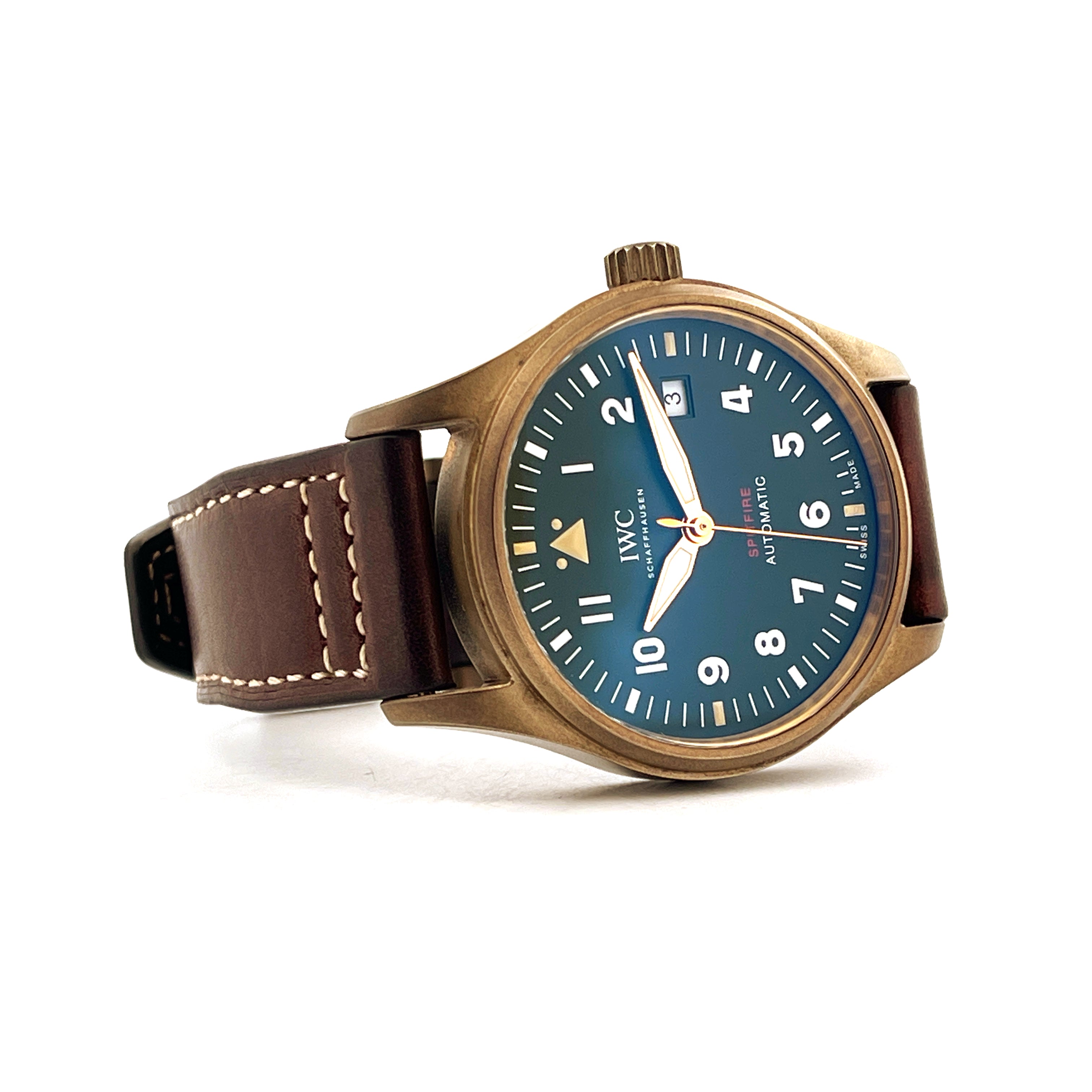 Eine IWC Spitfire Automatic Green Bronze Uhr in Nahaufnahme mit braunem Lederarmband auf weißem Hintergrund