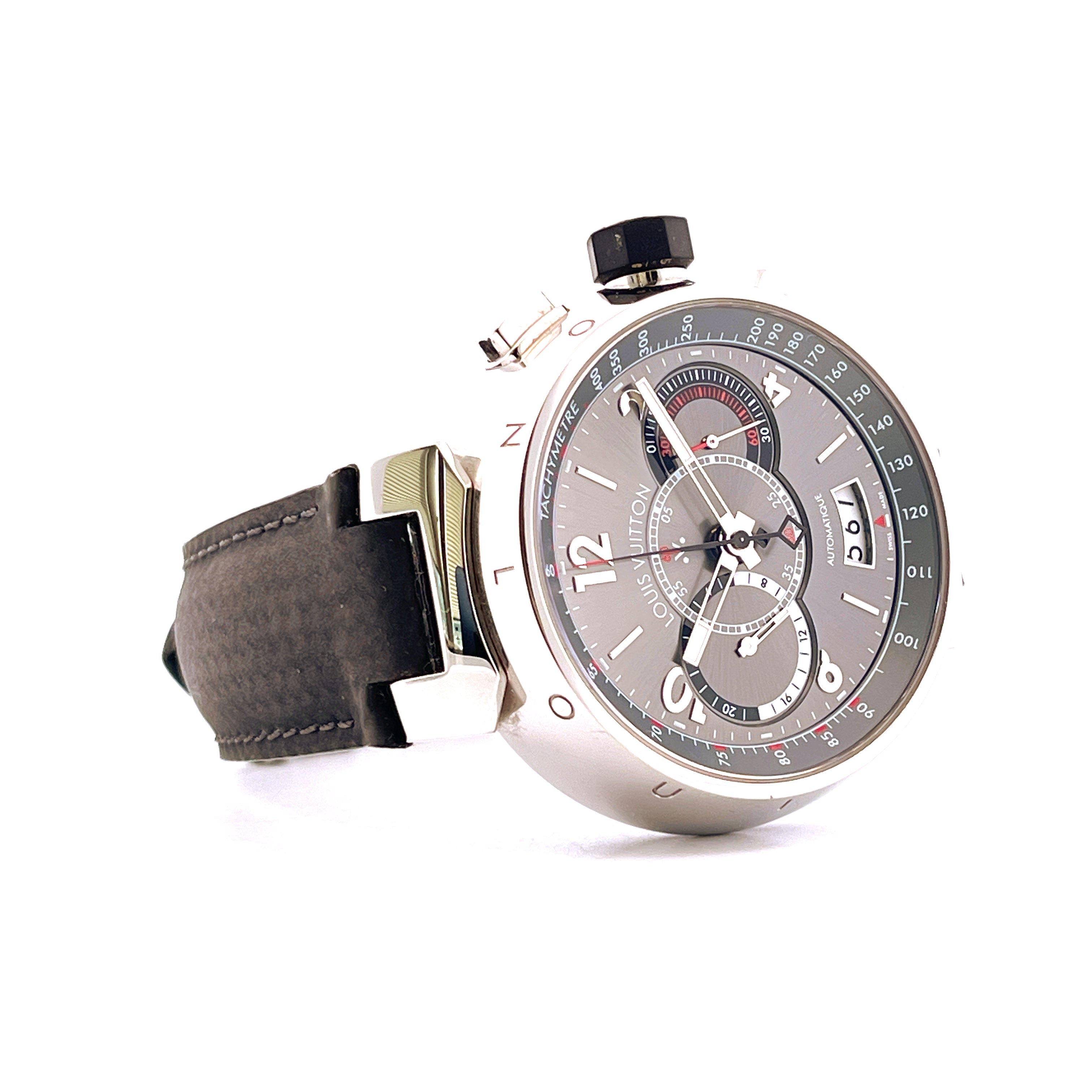 Louis Vuitton Tambour Chronograph aus Edelstahl mit grauem Zifferblatt und Lederarmband auf weissem Hintergrund