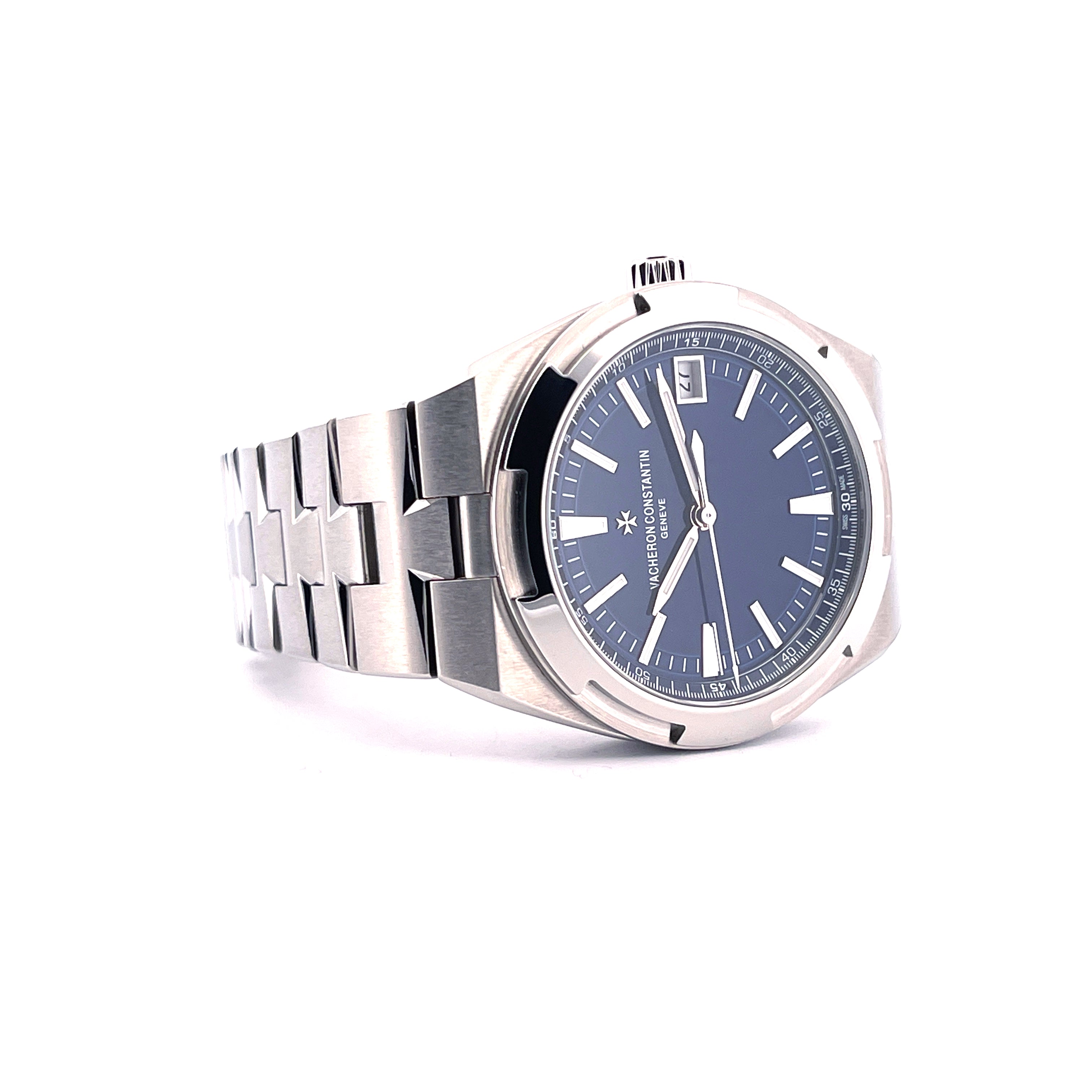 Vacheron Constantin Overseas mit blauem Zifferblatt und Edelstahlarmband aus Edelstahl auf weissem Hintergrund