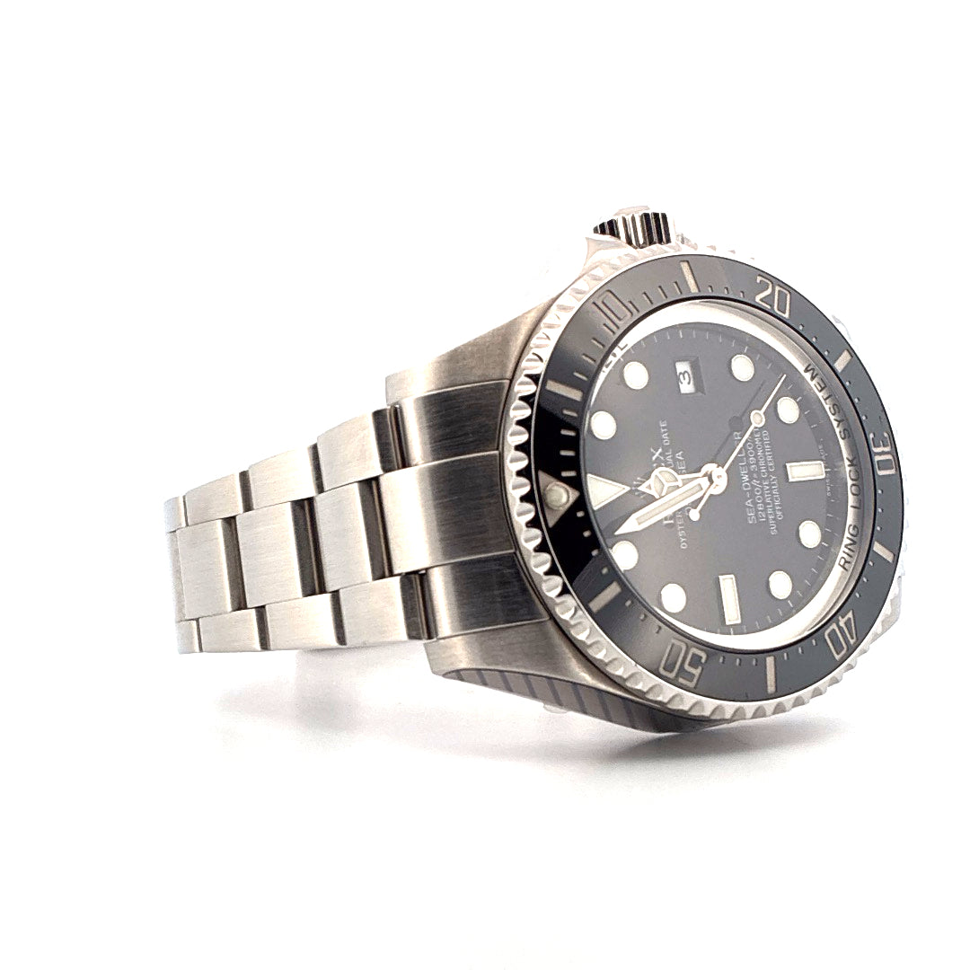 Rolex Sea-Dweller Deepsea Automatik Stahl auf der Seite mit schwarzem Zifferblatt und Datumsanzeige