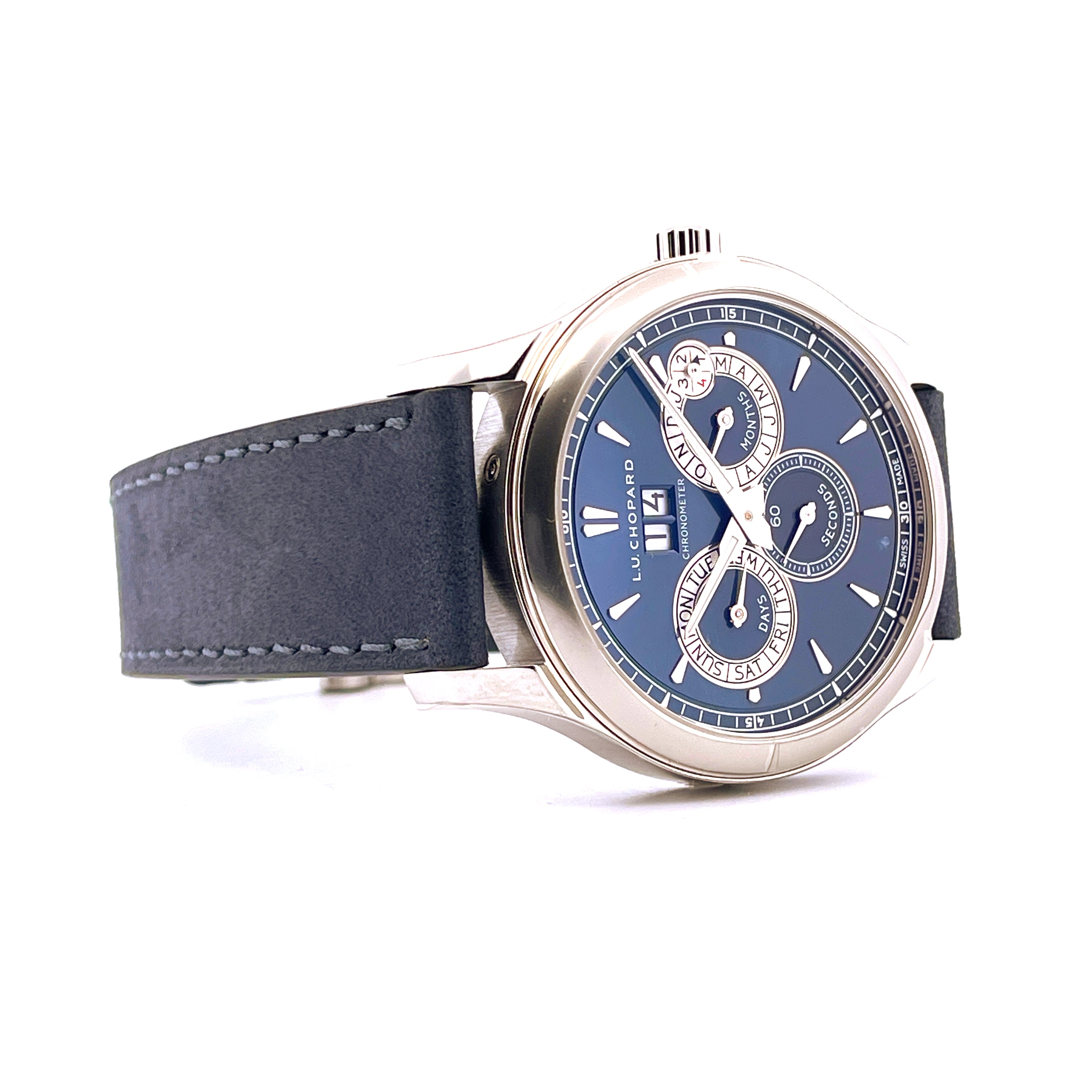 Chopard L.U.C. Perpetual Twin 43mm mit blauem Zifferblatt und grauem Lederarmband, Seitenansicht