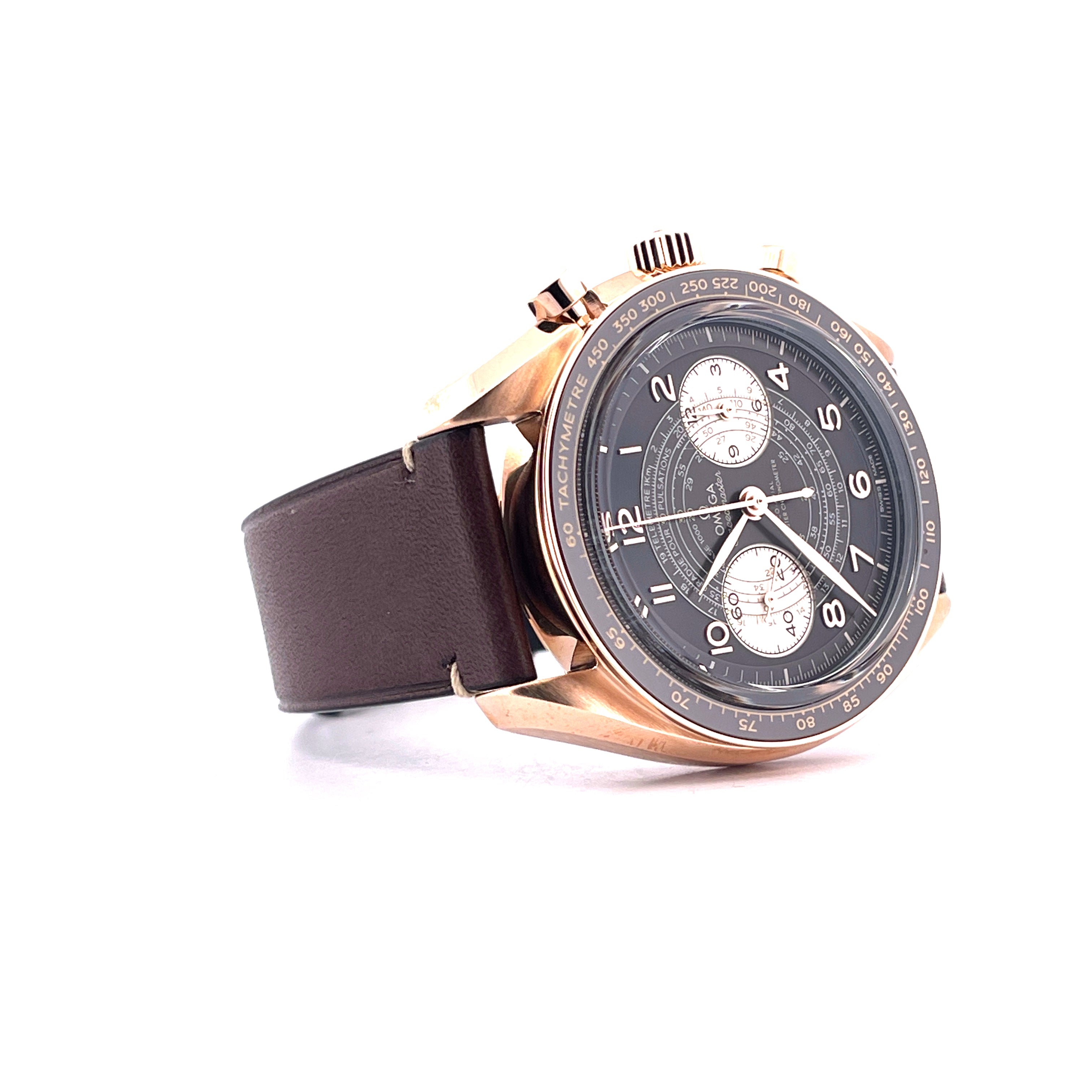 Omega Speedmaster Chronoscope Bronze & Gold im Detail von der Seite mit braunem Lederarmband vor weißem Hintergrund