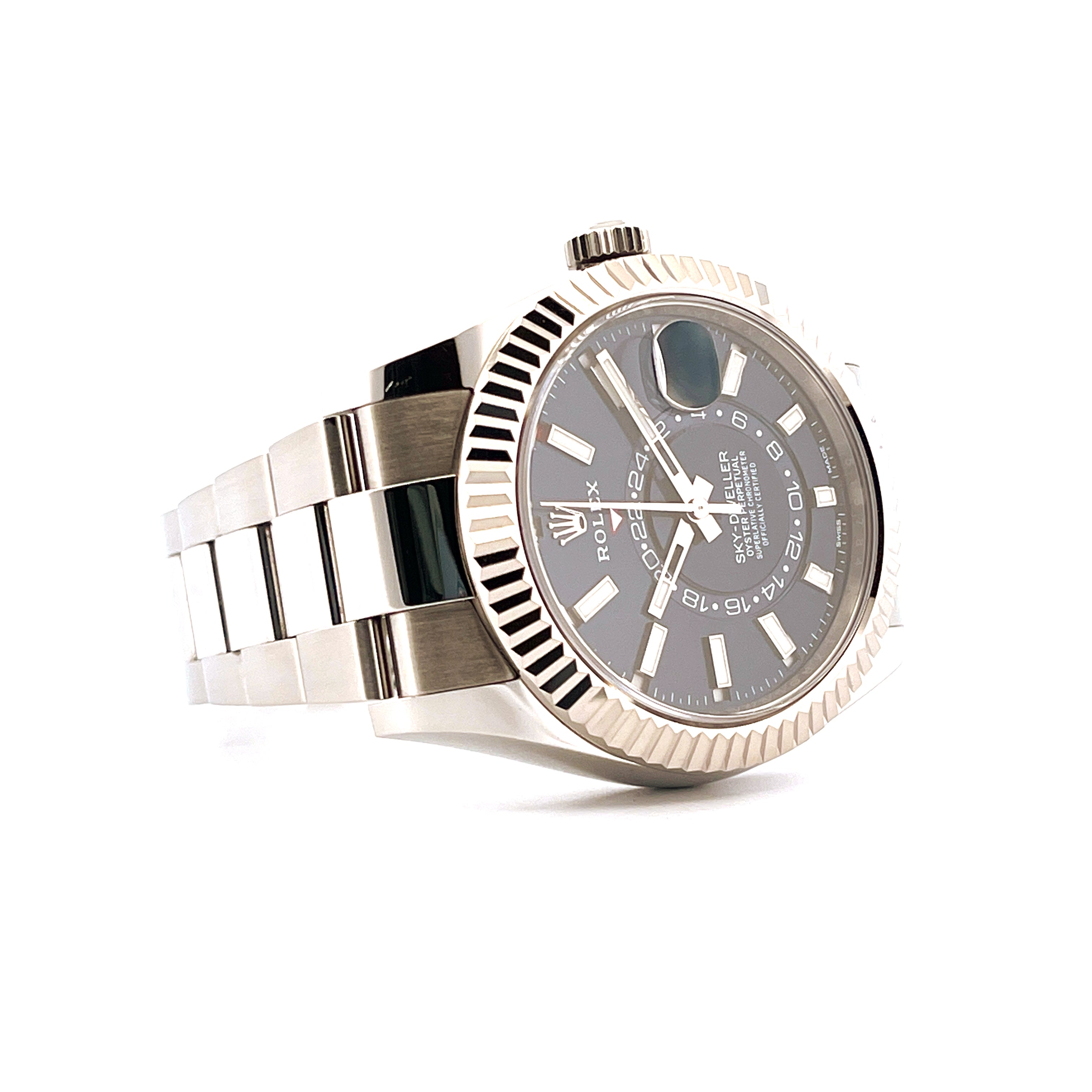 Rolex Sky-Dweller Blue 42 mm Stahl Automatik mit dunkelgrauem Zifferblatt und geriffelter Lünette im Detail