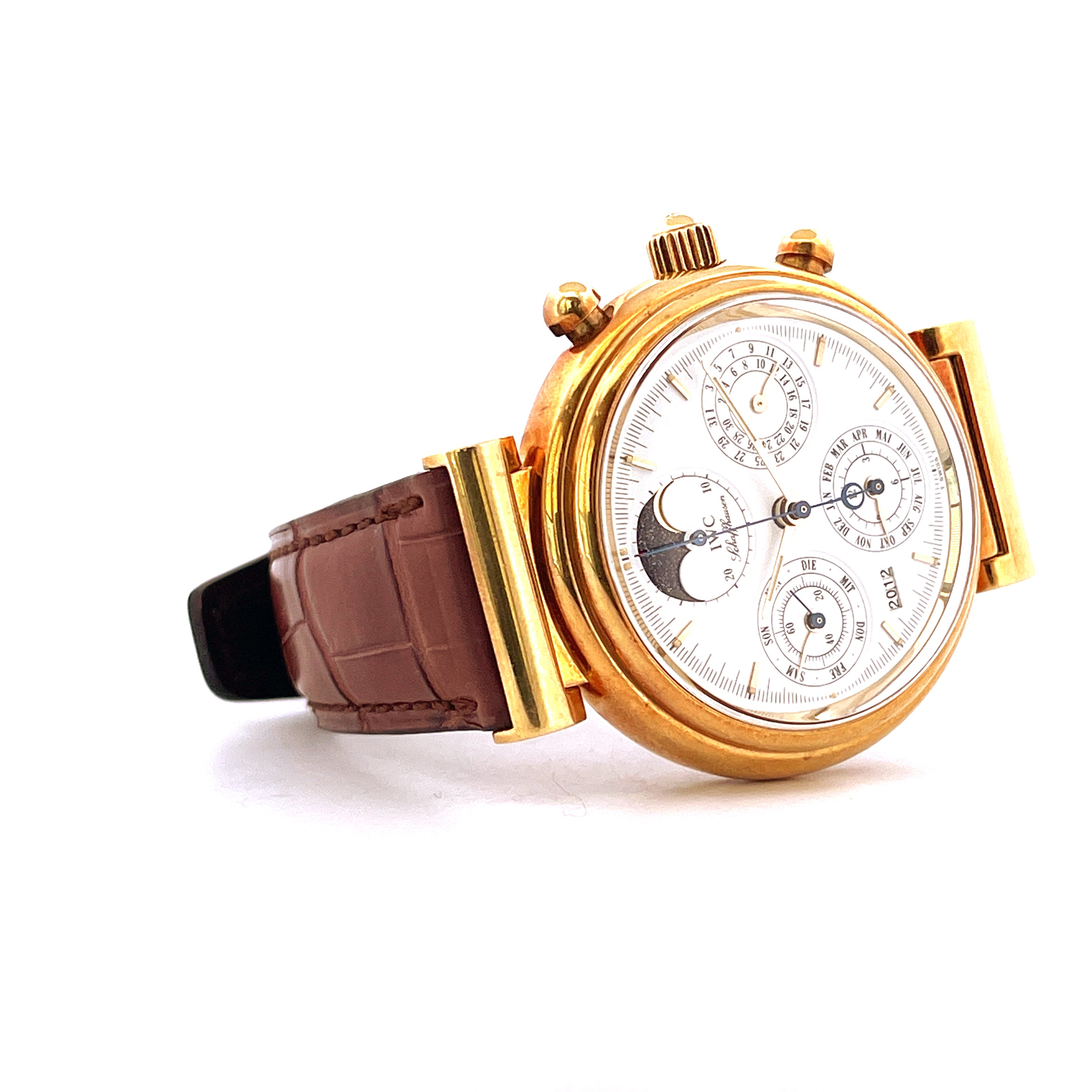 Eine IWC Da Vinci Perpetual Calendar aus Gelbgold mit braunem Kroko-Armband auf weißem Hintergrund