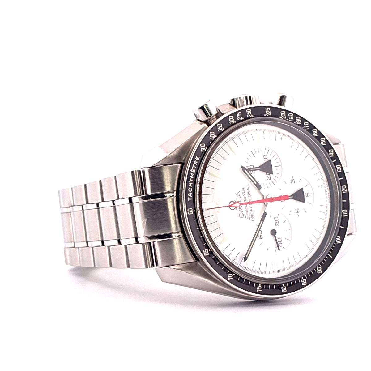 Omega Speedmaster Professional Moonwatch Alaska Project / Limited Edition / very rare / Full-Set / 2008, Schrägansicht mit Zifferblatt, Armband und Drückern vor weißem Hintergrund