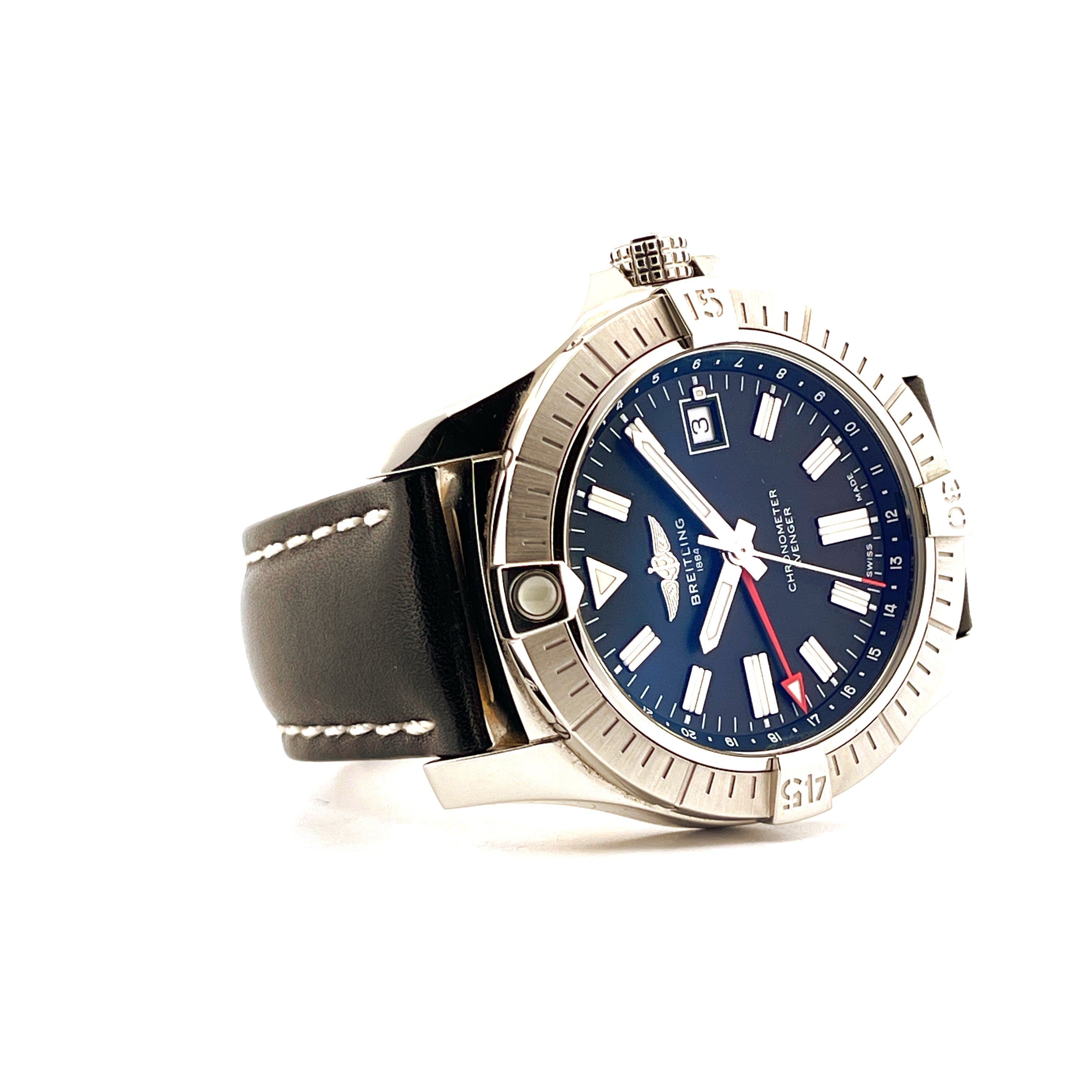 Breitling Avenger Automatic GMT 43 Edelstahl mit blauem Zifferblatt und schwarzem Lederarmband aus der Seitenansicht