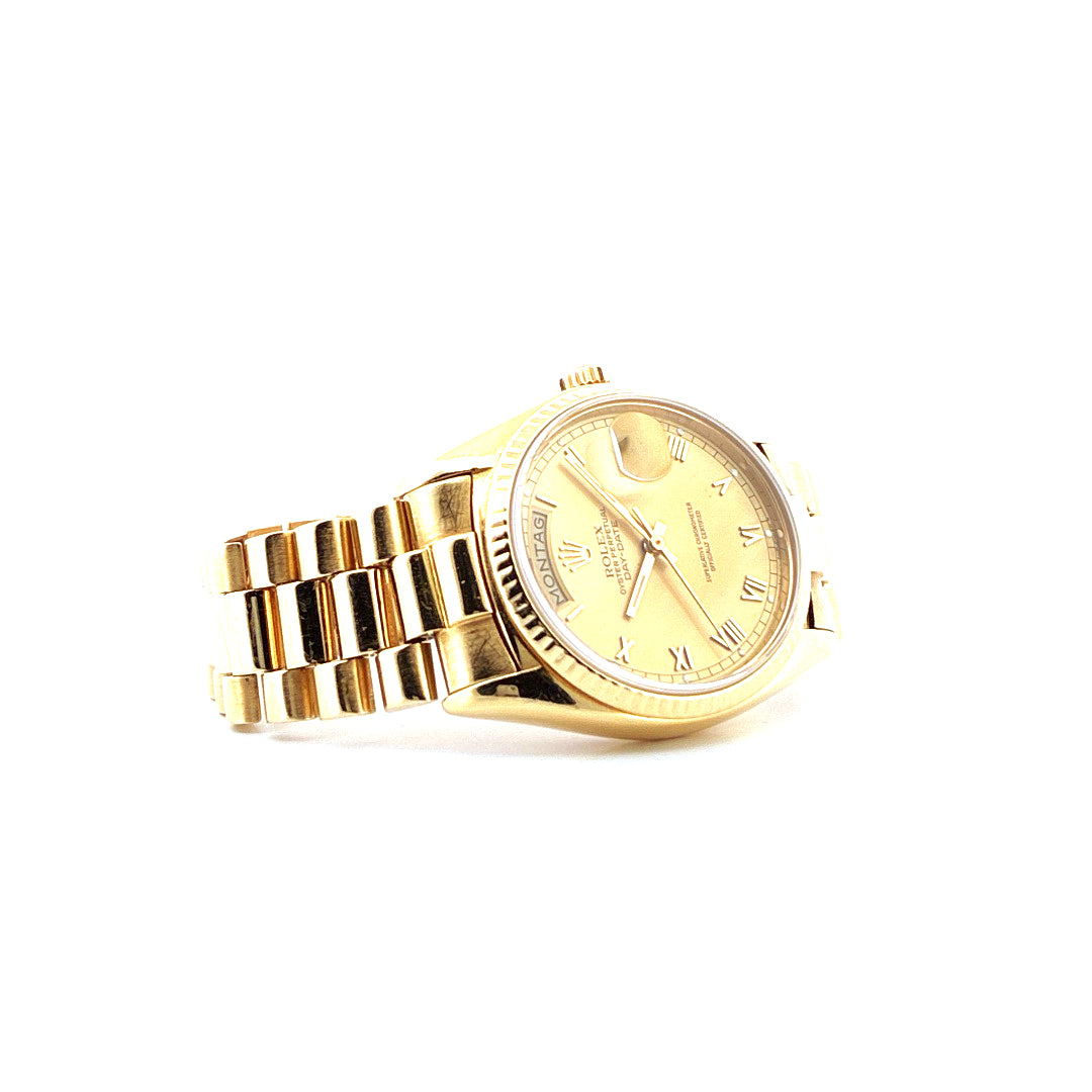 Rolex Day-Date 36mm Gelbgold auf weissem Hintergrund im Detail seitlich mit sichtbarem Armband und Zifferblatt