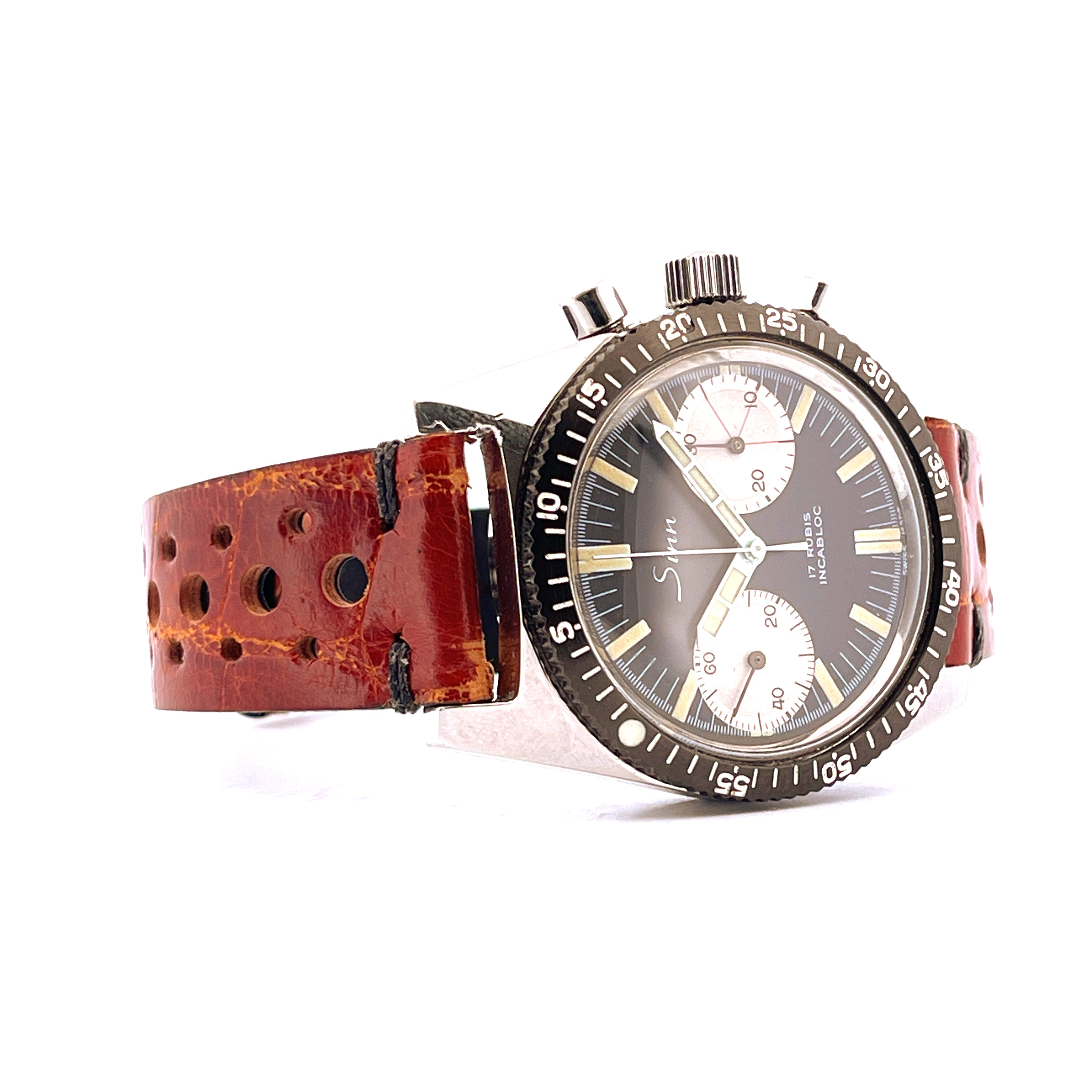 Sinn Vintage Chronograph 102A mit dunkelgrauem Zifferblatt, Stahlgehäuse und braunem Lederarmband