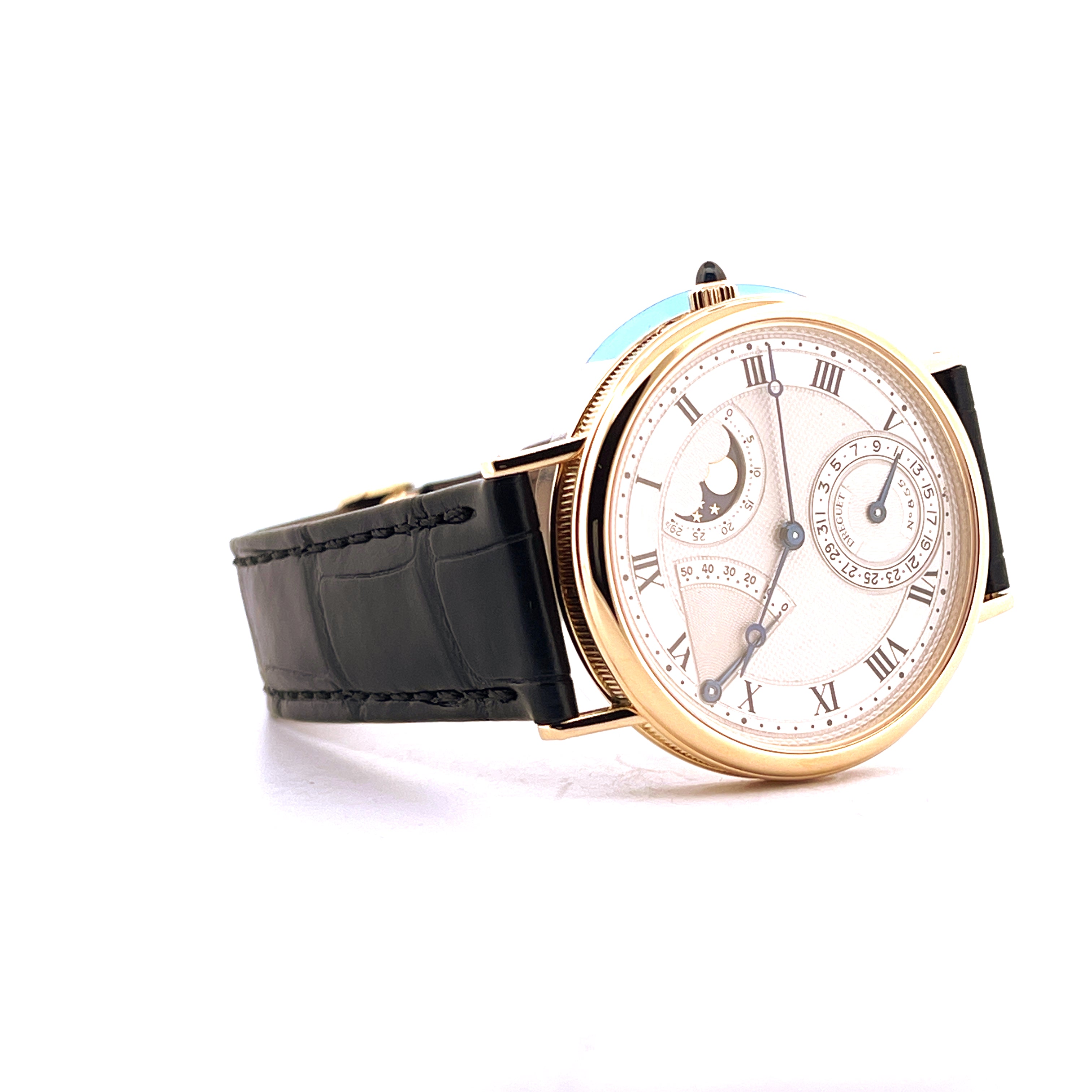 Breguet Classique Power Reserve Gelbgold mit schwarzem Lederband, von vorne links gesehen
