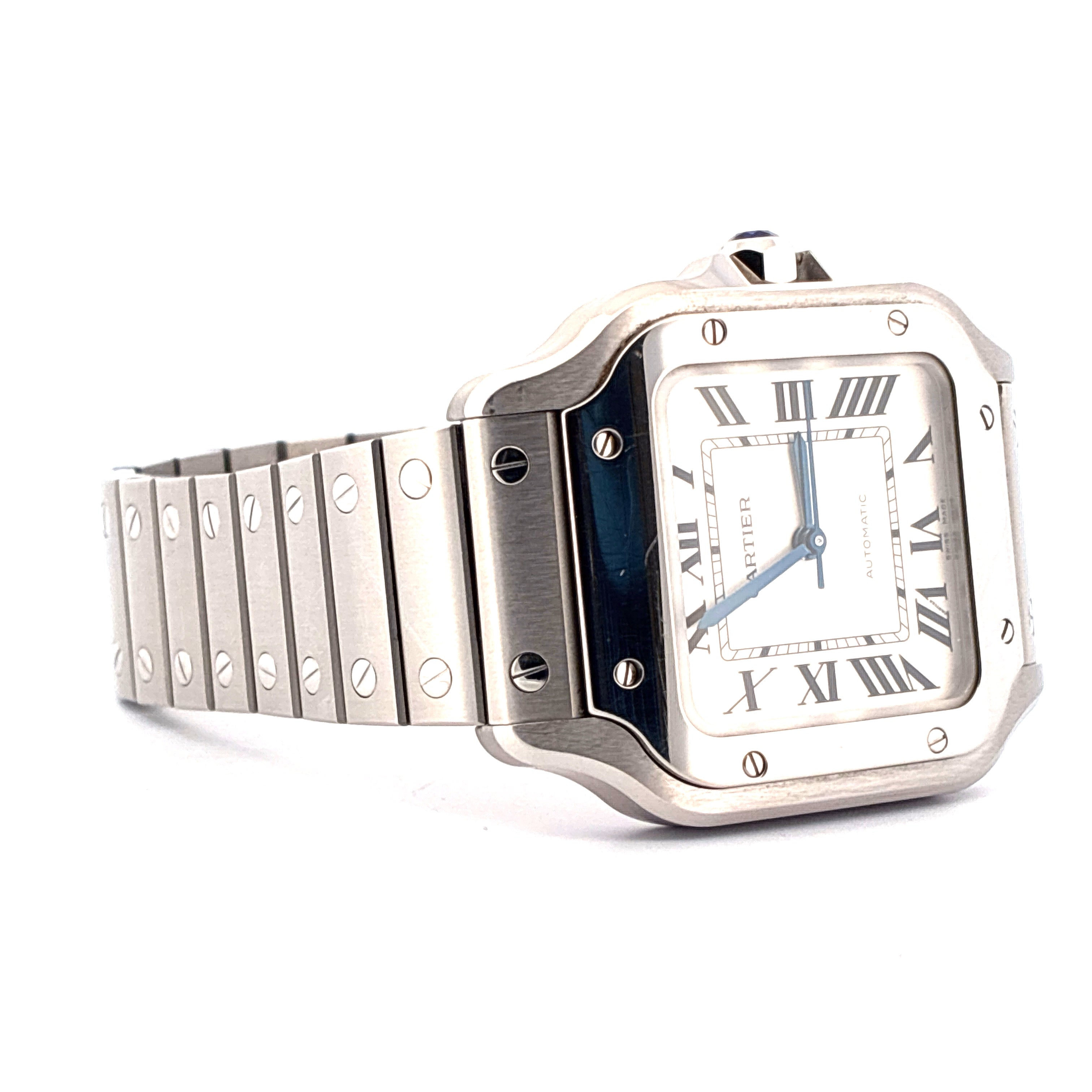 Cartier Santos De Cartier Edelstahl-Armbanduhr mit weißem Zifferblatt und römischen Ziffern auf weißem Hintergrund