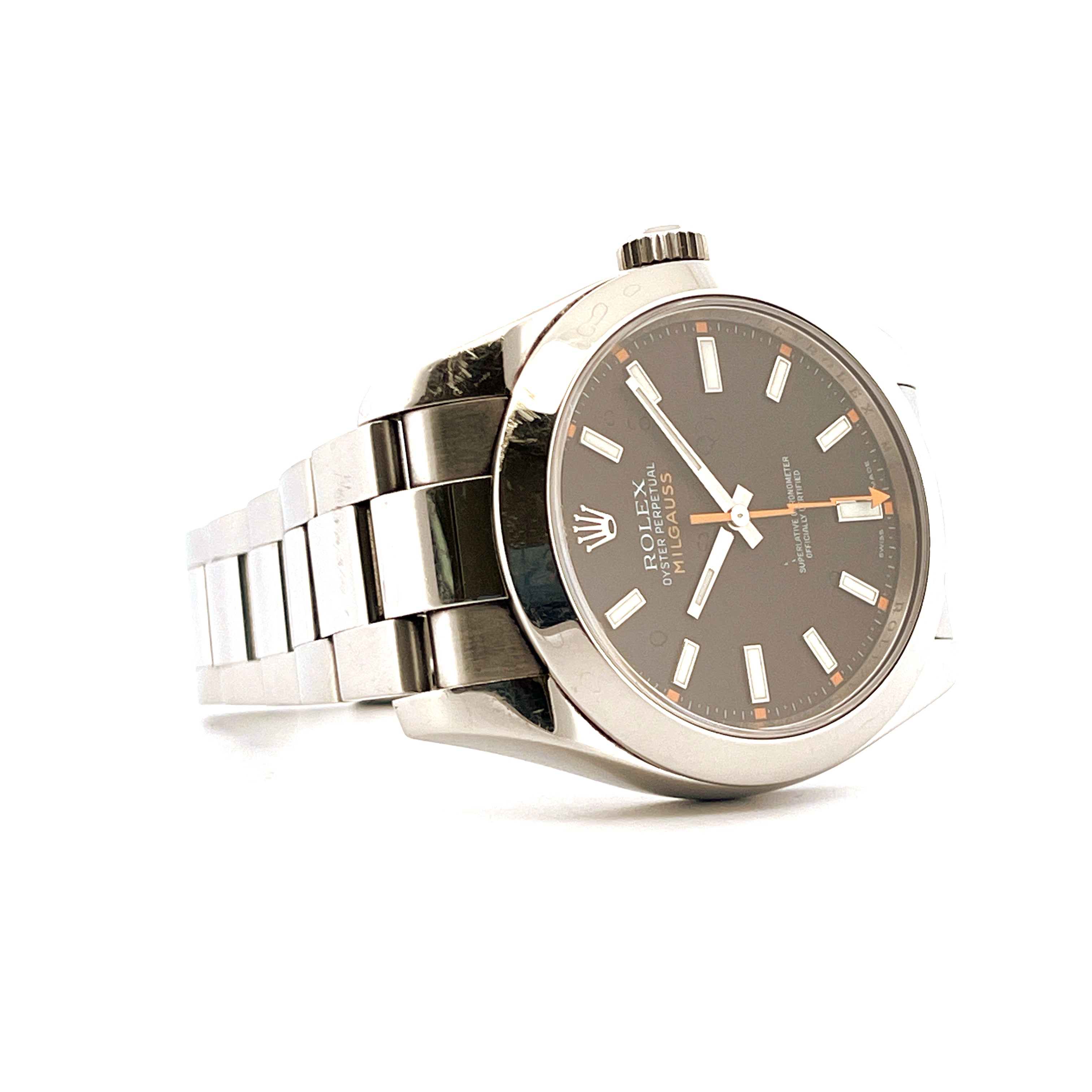 Rolex Milgauss Stahl mit dunklem Zifferblatt im perspektivischen Schrägblick auf weißem Hintergrund