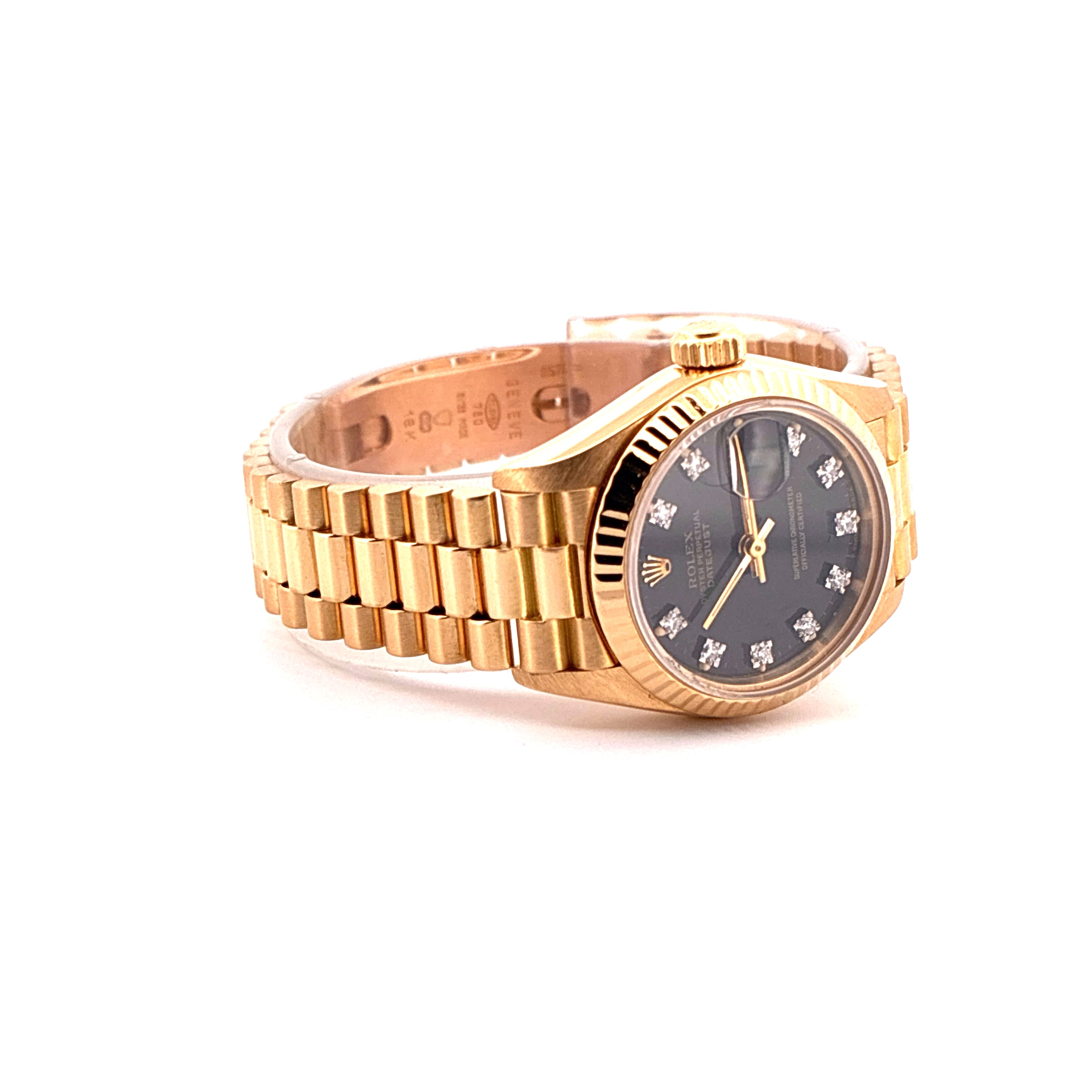 Rolex Lady-Datejust mit schwarzem Zifferblatt und 10 Diamanten in Gold, Nahaufnahme von der Seite auf Weiss