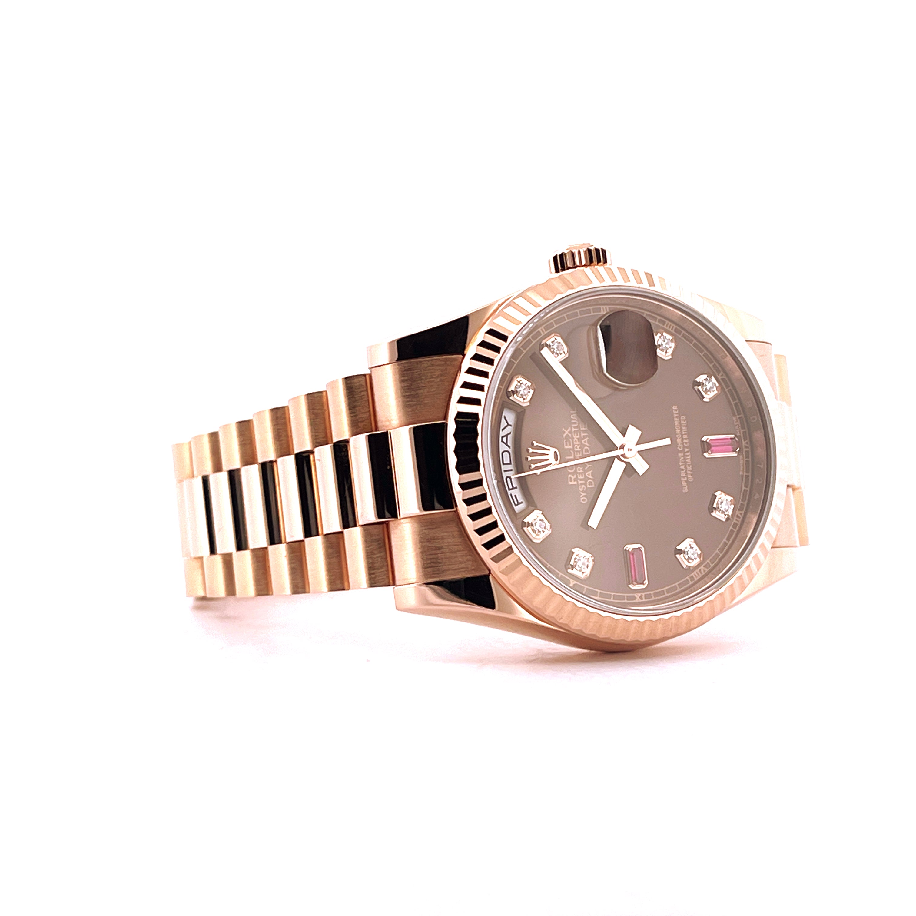 Rolex Day-Date 36 Roségold Uhr mit braunem Zifferblatt und Diamanten in Seitenansicht auf weißem Hintergrund