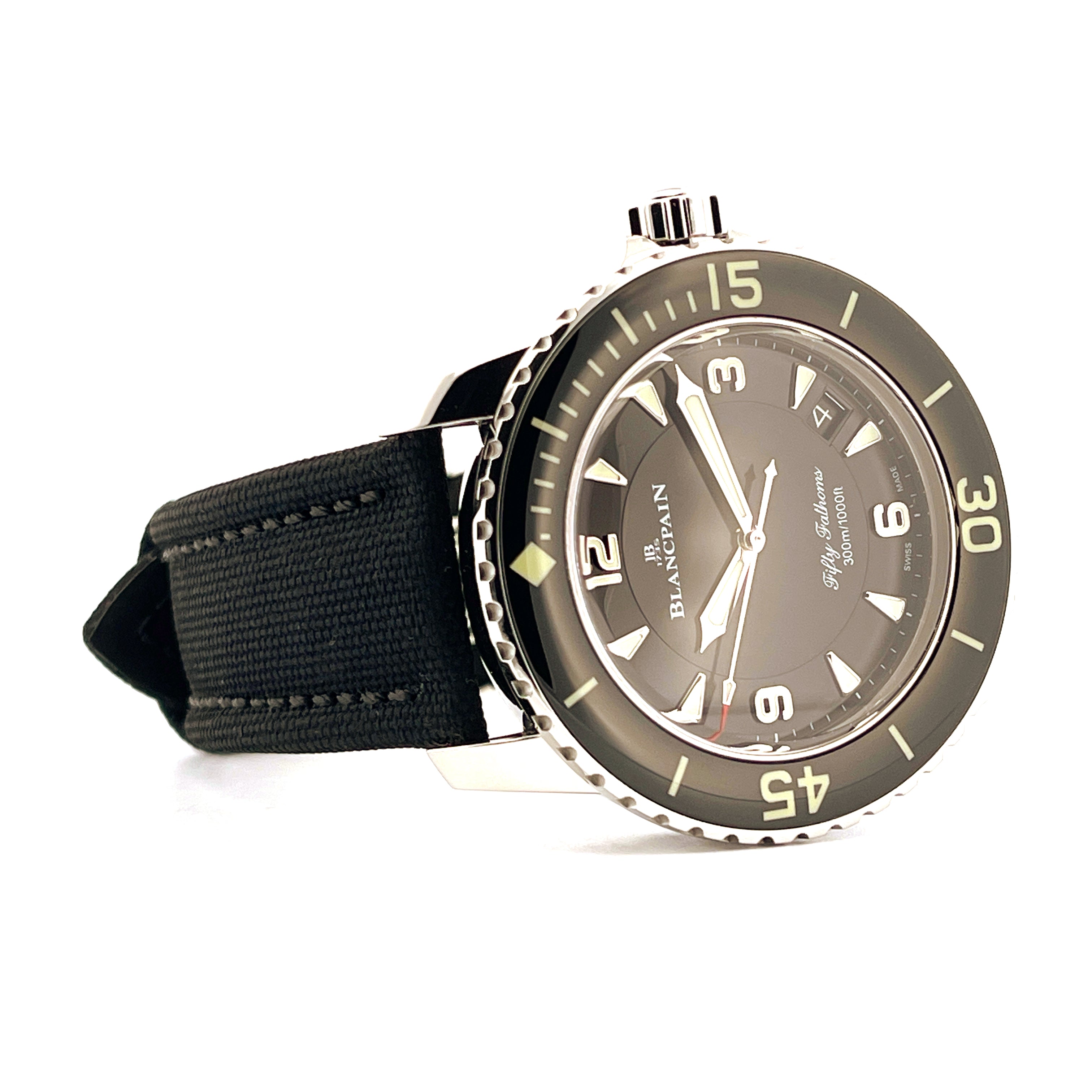 Blancpain Fifty Fathoms mit schwarzem Zifferblatt und schwarzem Textilarmband auf weißem Hintergrund