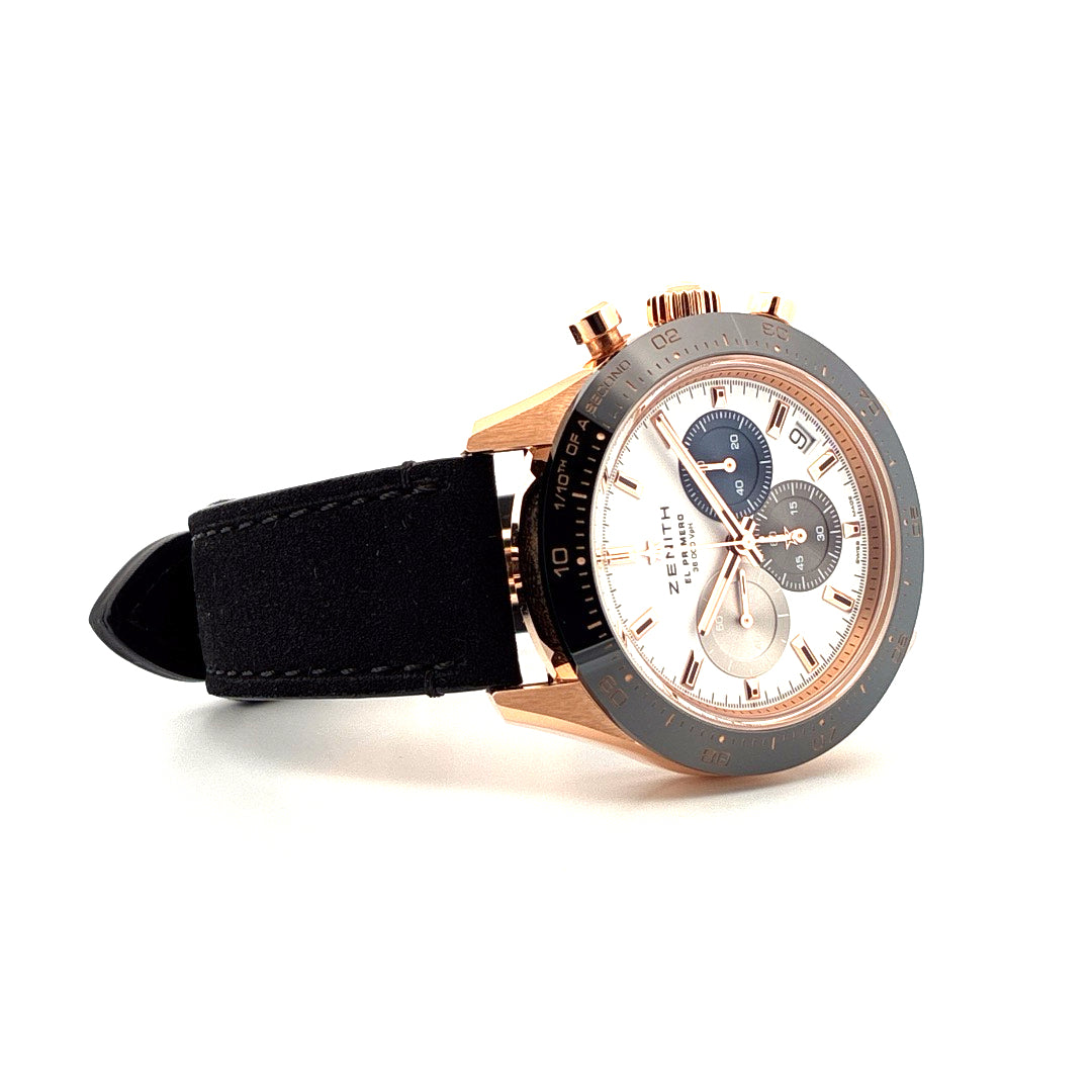 Zenith Chronomaster Sport Roségold mit Lederband in Seitenansicht auf weißem Hintergrund