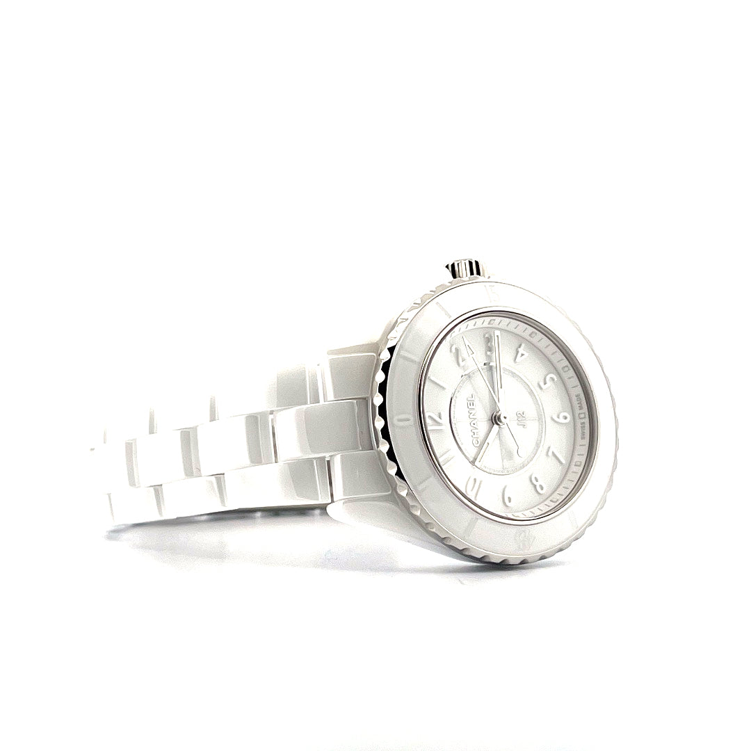 Chanel J12 33mm neu, weiße Keramikuhr mit silbernem Zifferblatt und Keramikarmband im Profil auf weißem Hintergrund