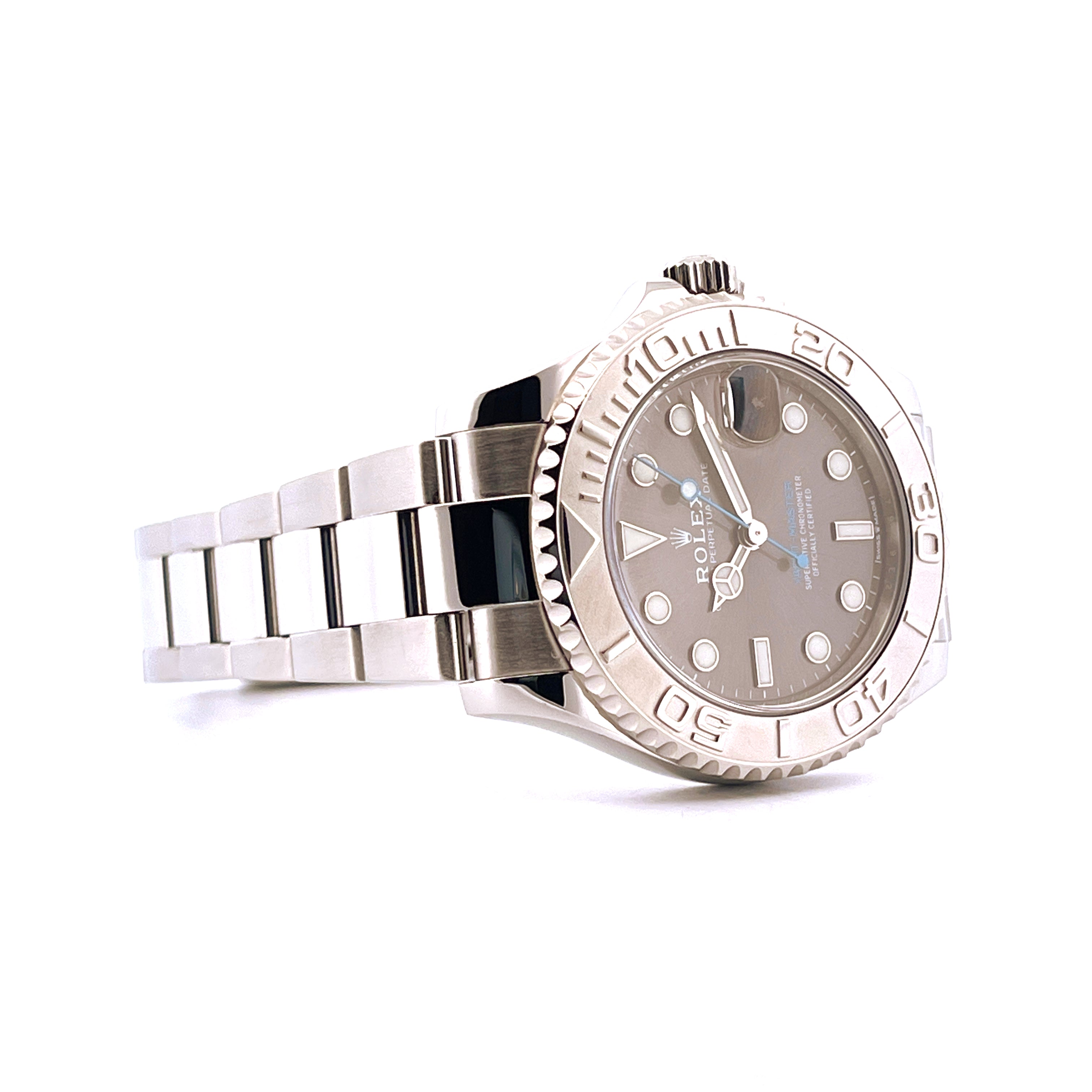 Rolex Yacht-Master 37 Rhodium Uhr aus Edelstahl mit grauem Zifferblatt im Seitenprofil auf weißem Hintergrund