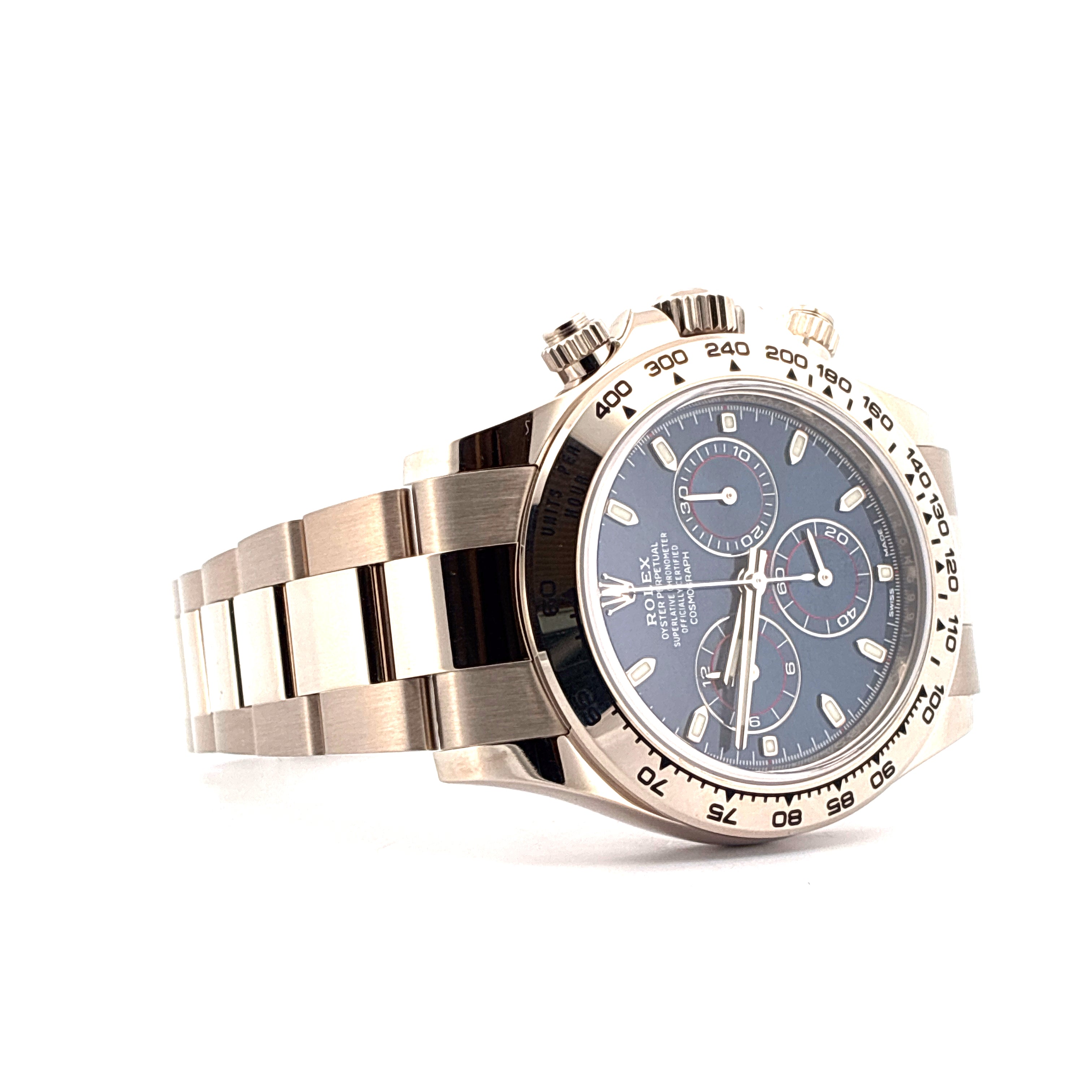 Rolex Daytona in Weißgold mit blauem Zifferblatt, von schräg vorne, mit Automatikwerk und silbernem Armband, auf weißem Hintergrund