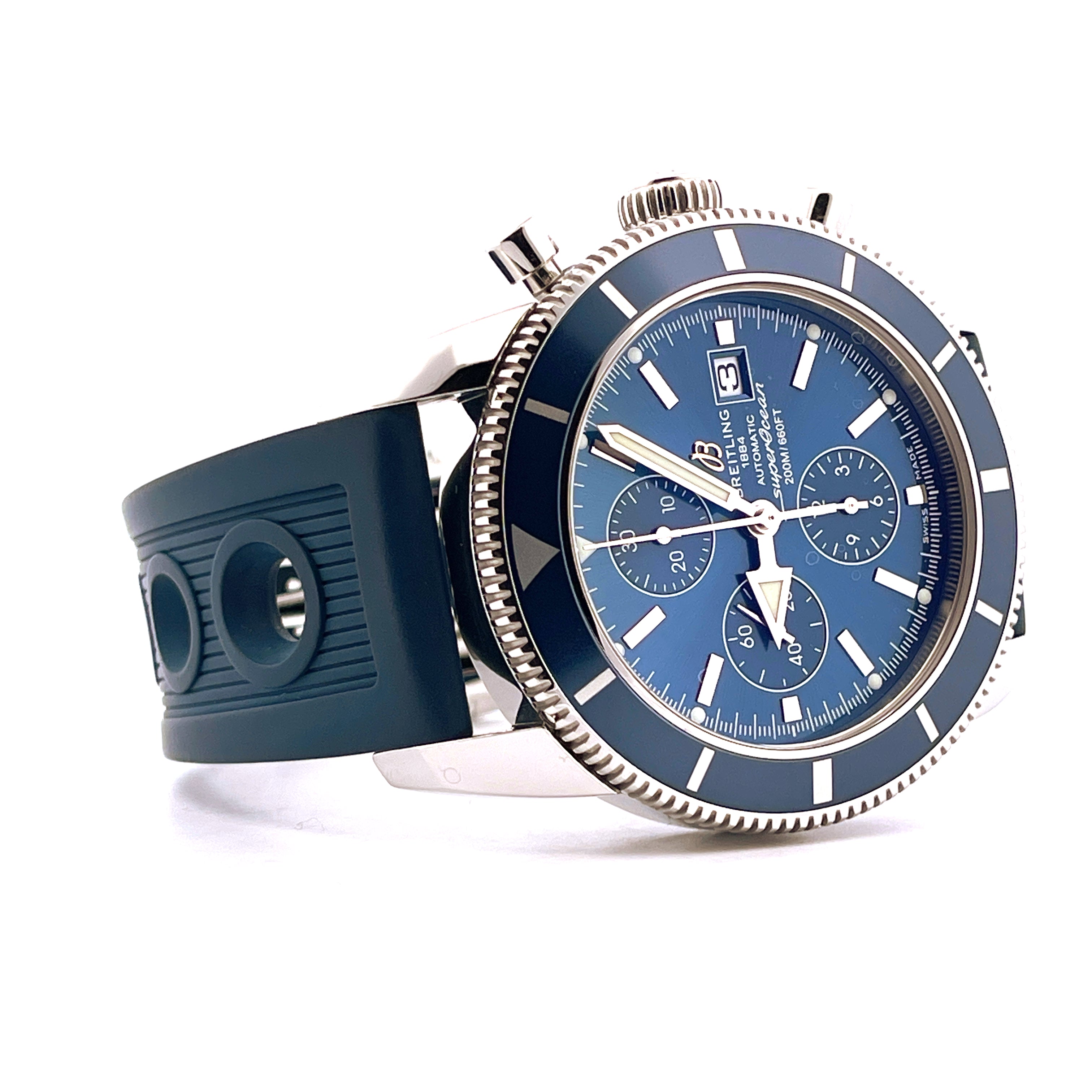 Breitling Superocean Heritage Chronograph im Profil mit blauem Zifferblatt und Silikonarmband auf weissem Hintergrund