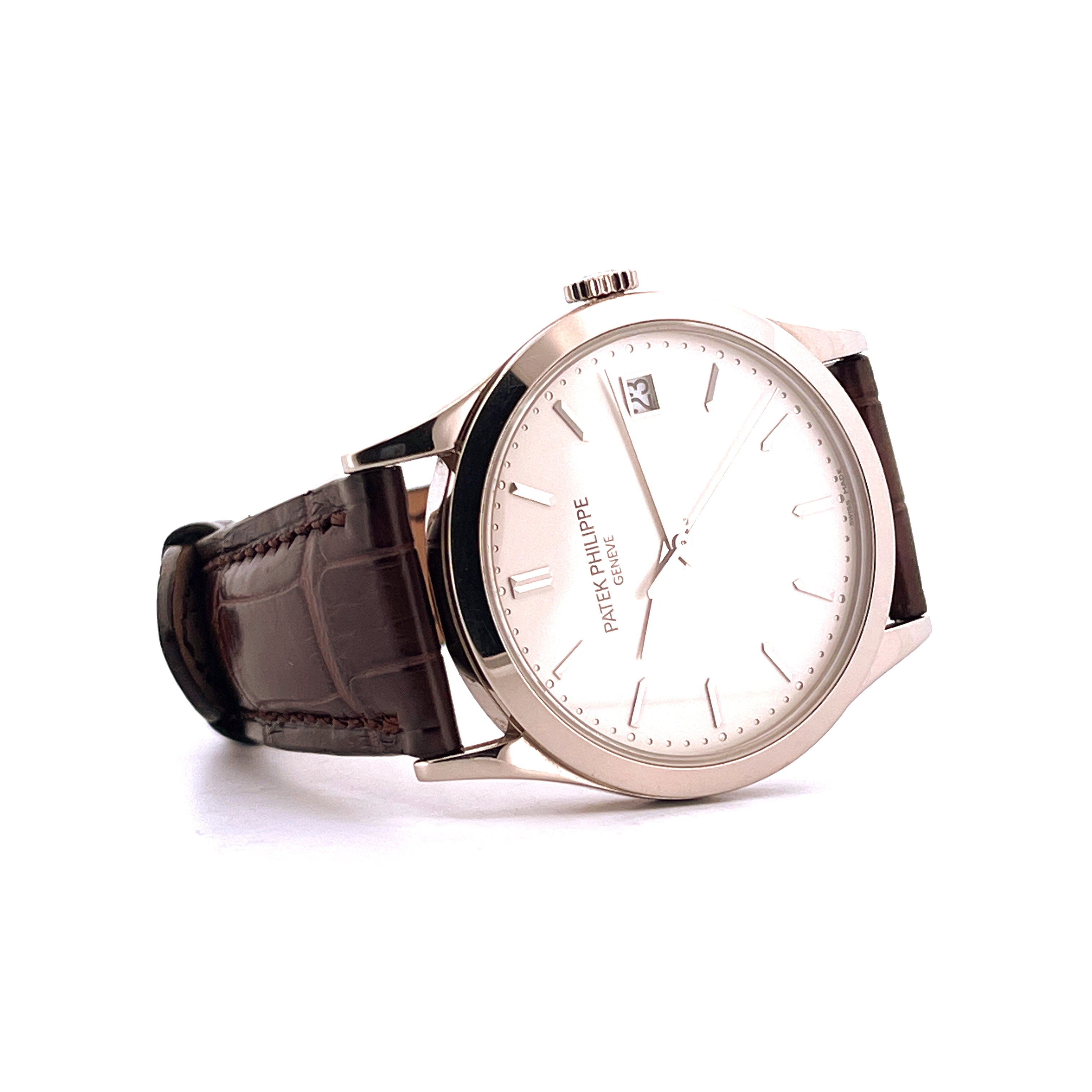 Patek Philippe Calatrava 5296G-010 im Profil mit braunem Alligatorlederarmband und weißem Zifferblatt