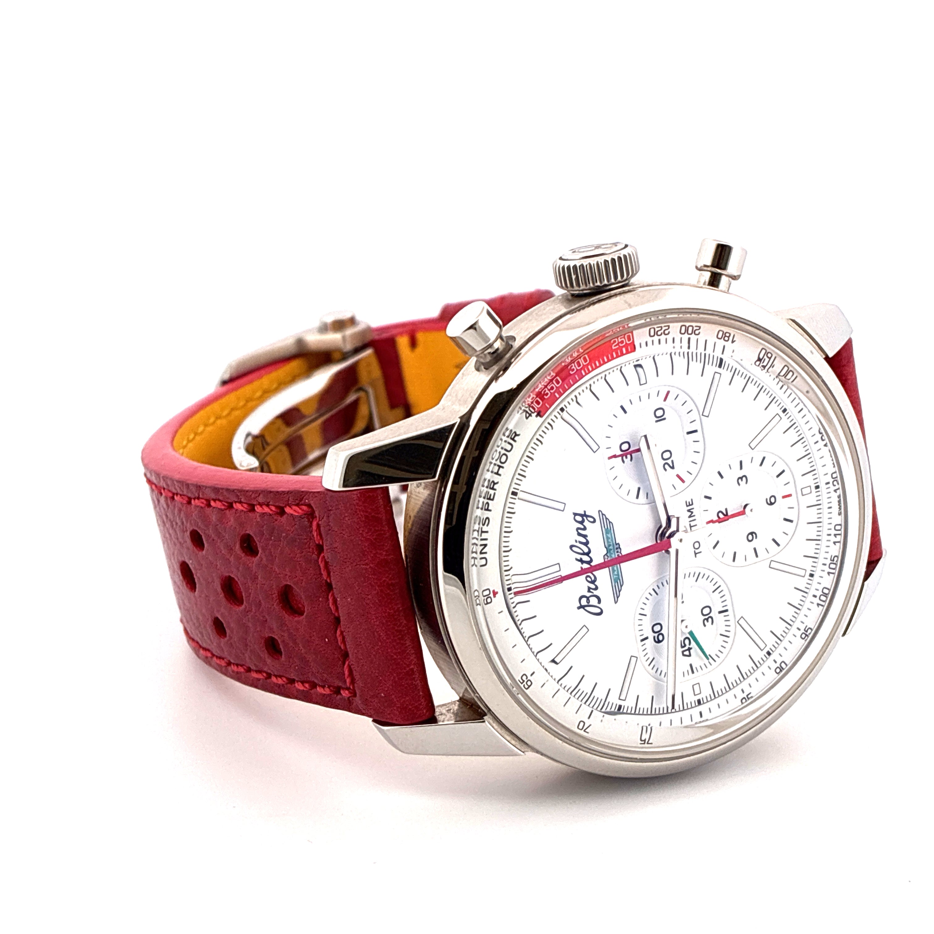 Breitling Top Time B01 Ford Thunderbird im Detail mit weißem Zifferblatt und rotem Lederarmband auf weißem Hintergrund