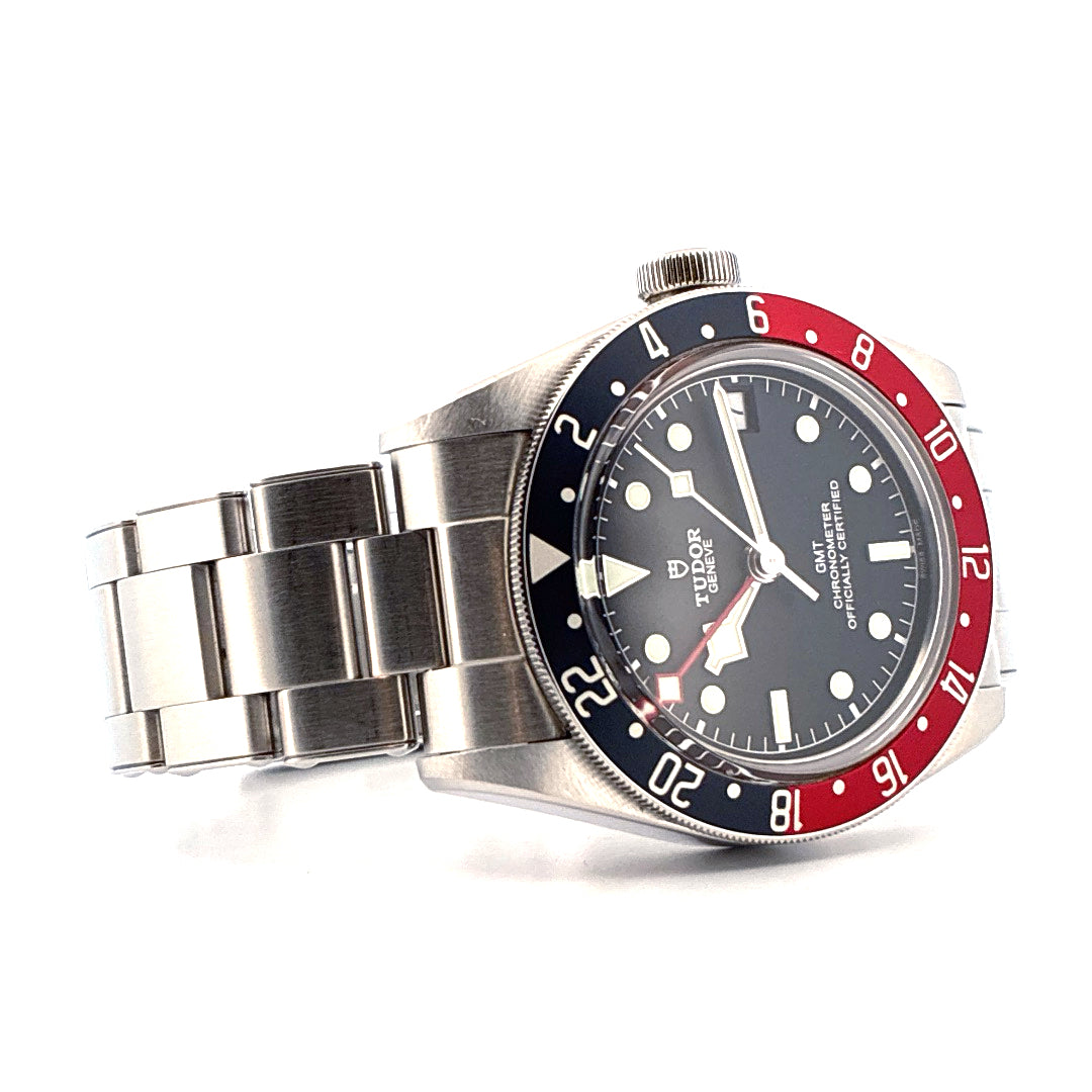 Tudor Heritage Black Bay GMT (2020), Schrägansicht mit Zifferblatt, Krone und Armband vor weißem Hintergrund