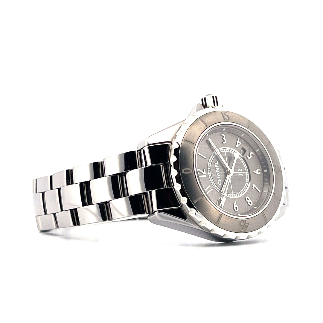Chanel J12 33 mm Keramik Quarzuhr grau ungetragen mit metallischem Gliederarmband