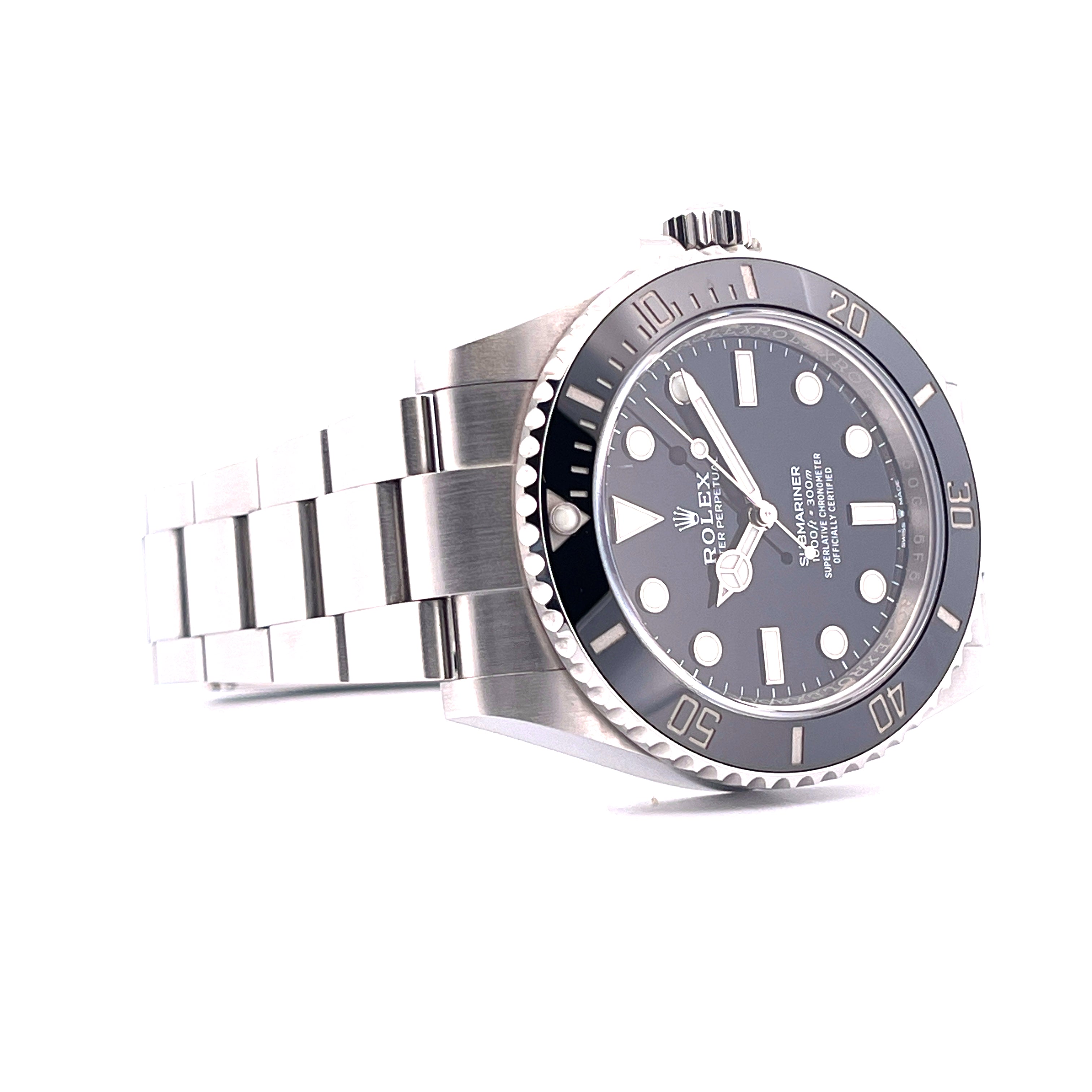 Rolex Submariner No Date aus Stahl mit schwarzem Zifferblatt in Seitenansicht vor weißem Hintergrund