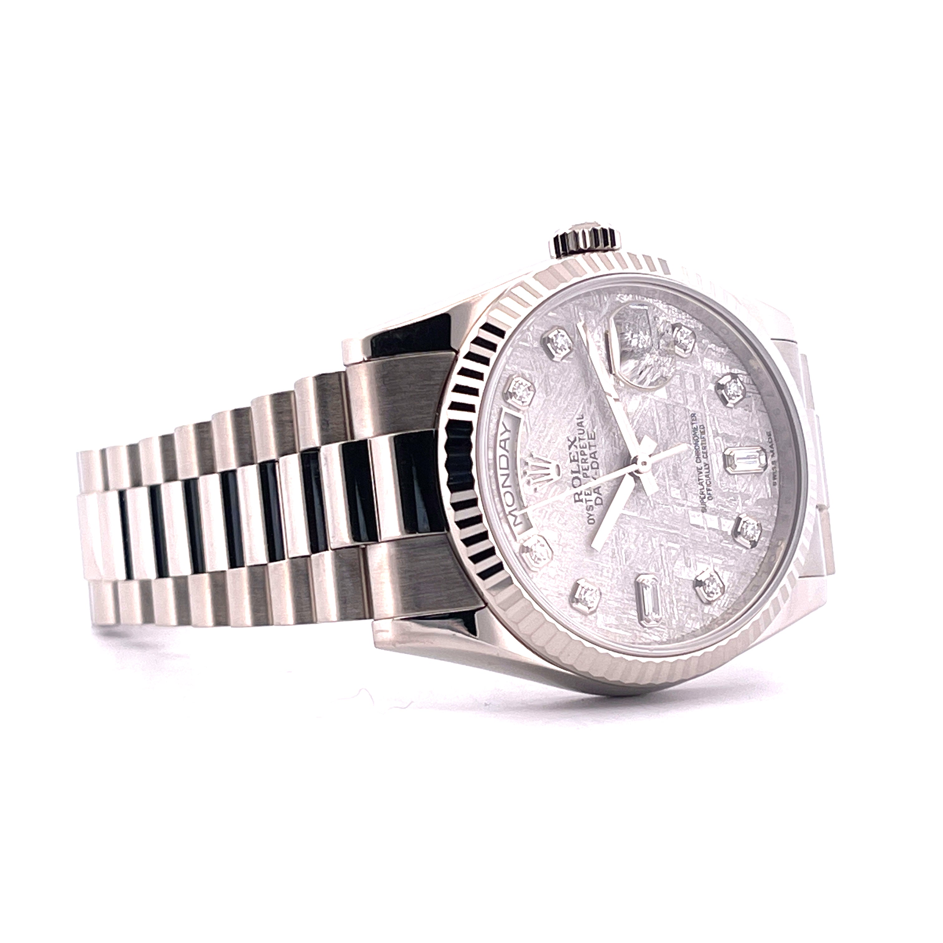 Rolex Day-Date 36mm Weißgold mit Meteorit-Zifferblatt und Diamanten auf weißem Hintergrund