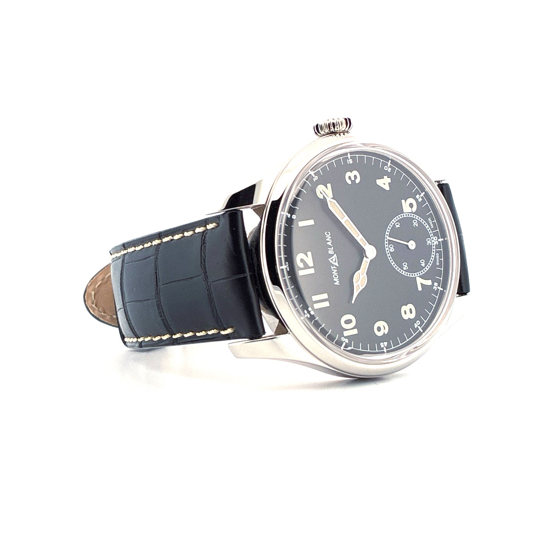 Montblanc 1858 Small Second mit schwarzem Zifferblatt und Lederarmband auf weißem Hintergrund