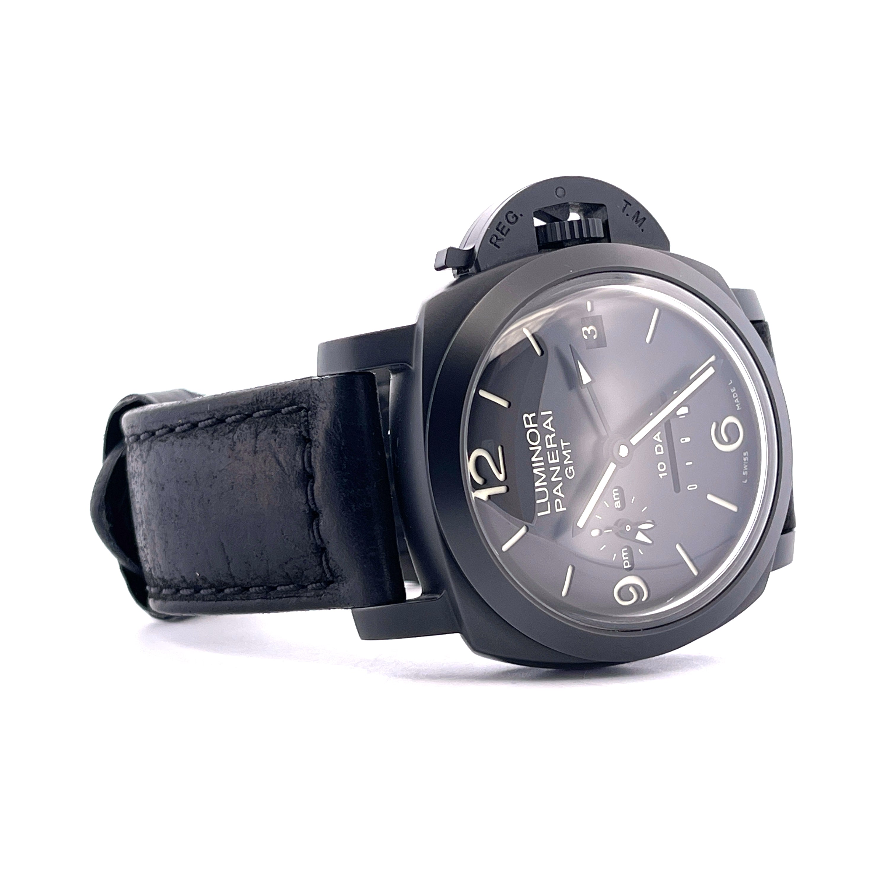 Panerai Luminor 1950 10 Days GMT Keramik im Detail, matt schwarzes Gehäuse, schwarzes Lederarmband