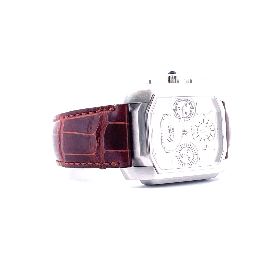 Glashütte Original Senator Chrono Platin Edition: Platin-Uhr mit silbernem Zifferblatt und braunem Krokodillederarmband im Seitenprofil auf weissem…