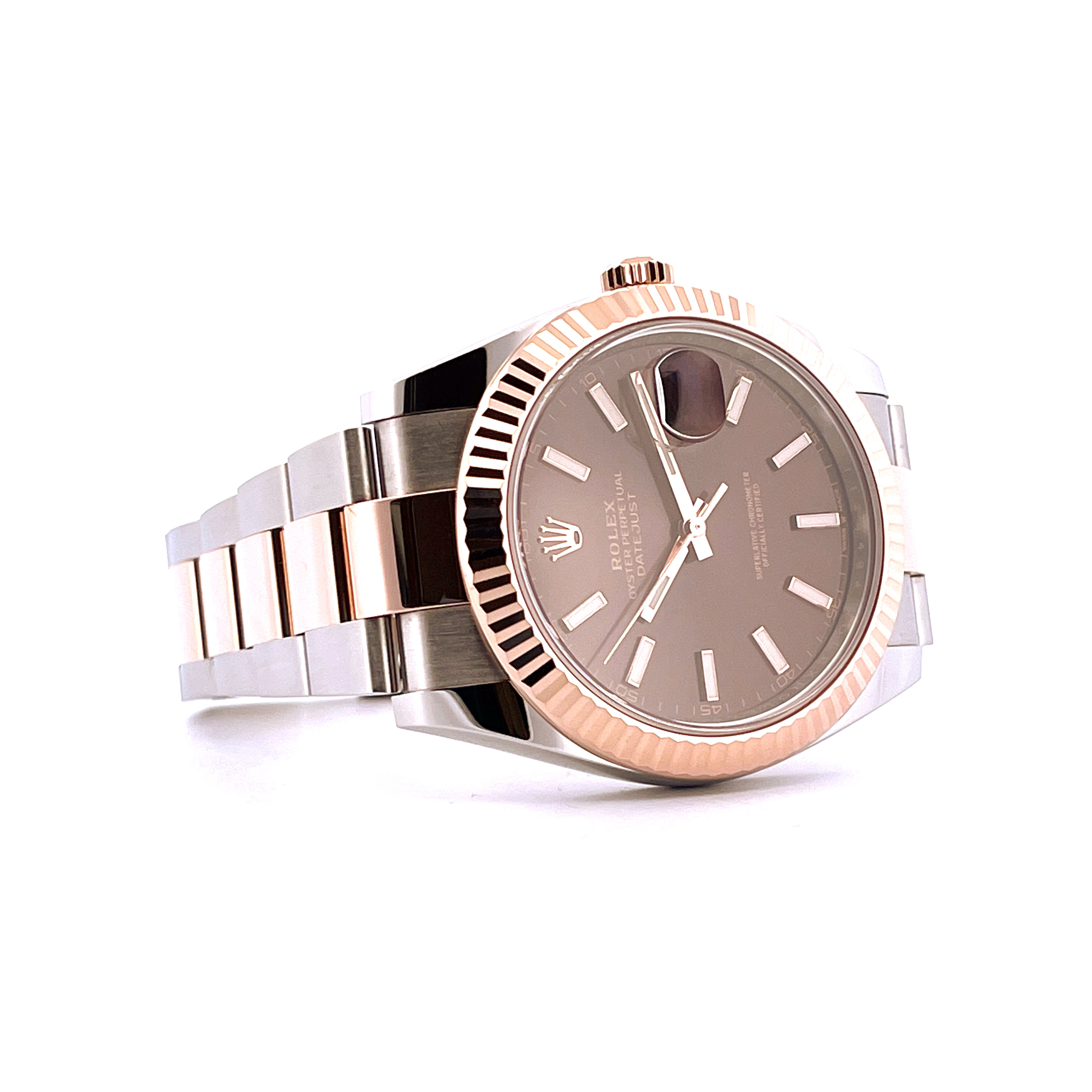 Rolex Datejust 41 in Stahl und Gold mit schokobraunem Zifferblatt, schräg von vorne aufgenommen, isoliert
