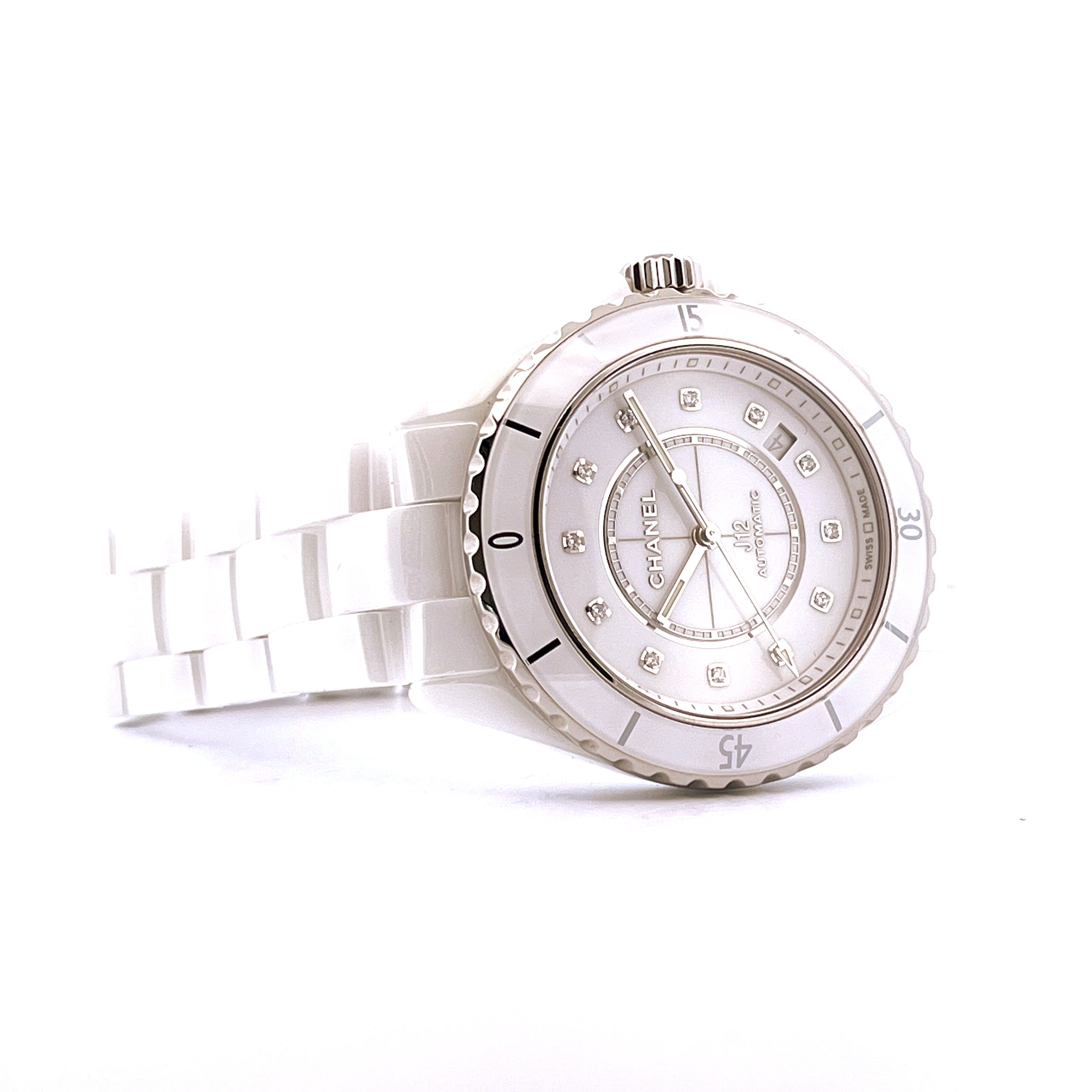 Eine Chanel J12 38 mm Uhr aus weißer Keramik mit Automatikwerk und Diamanten auf dem Zifferblatt