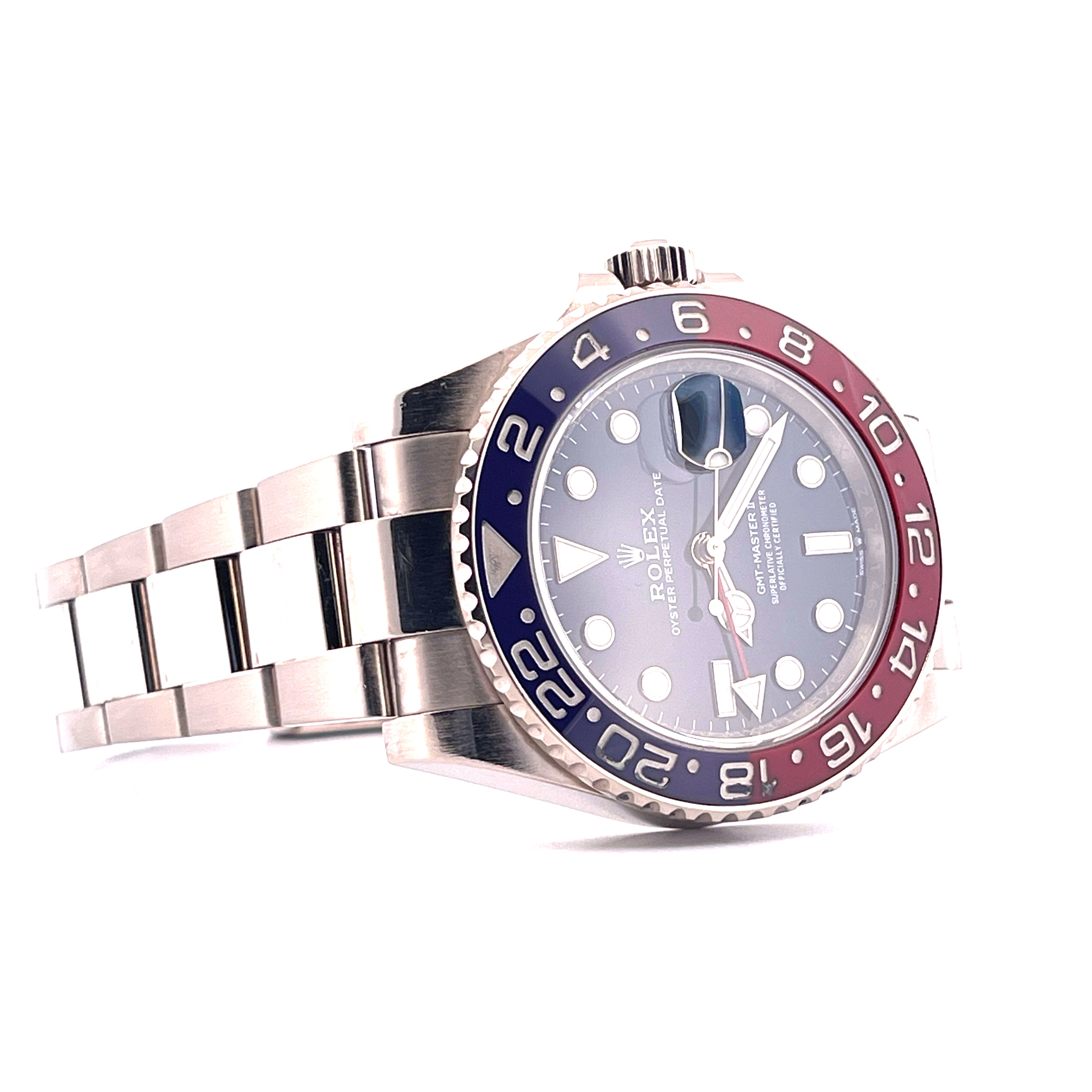 Rolex GMT-Master II in Weißgold mit blau-roter Lünette im Dreiviertelprofil auf weißem Hintergrund