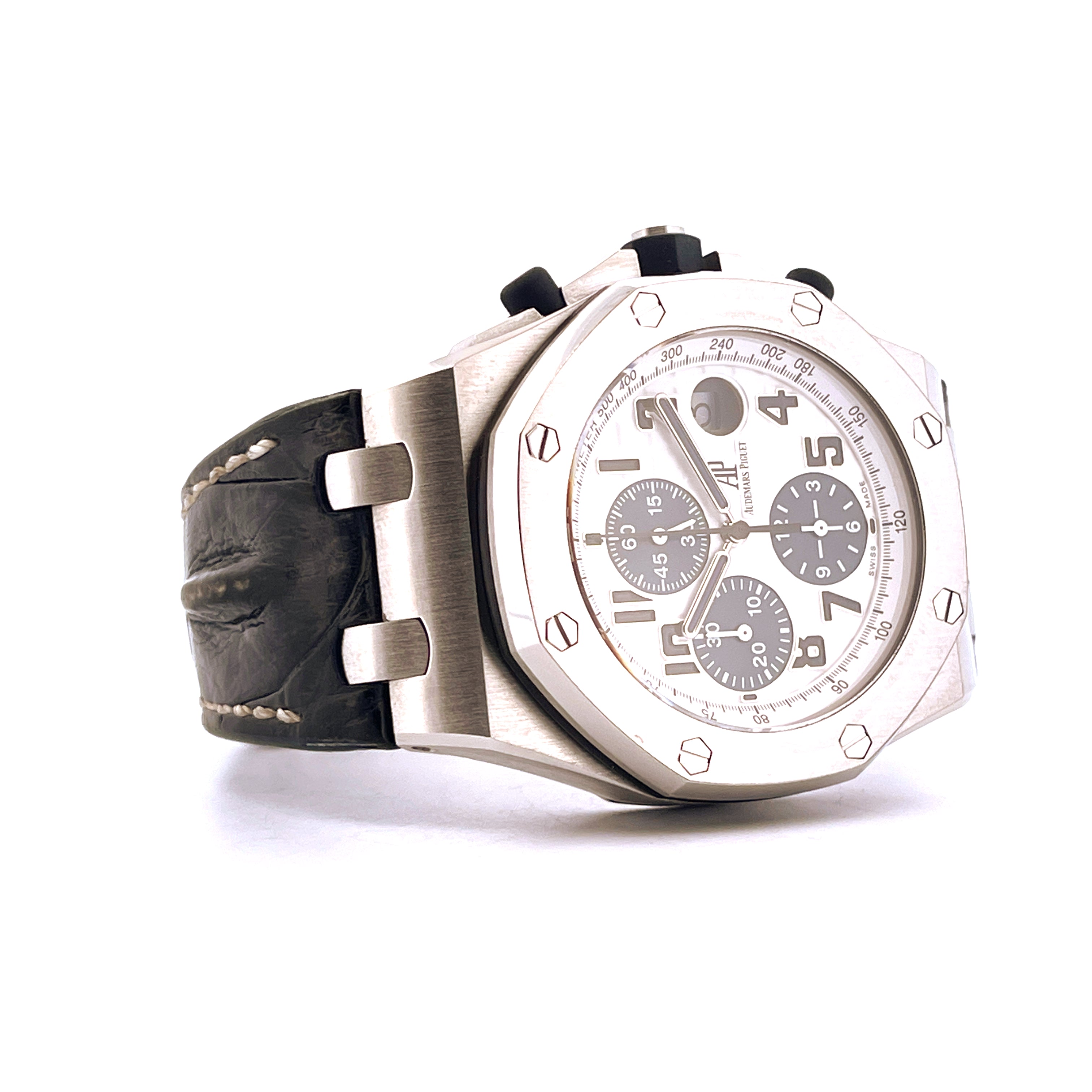 Audemars Piguet Royal Oak Offshore aus Edelstahl mit schwarzem Lederarmband im Studio aufgenommen