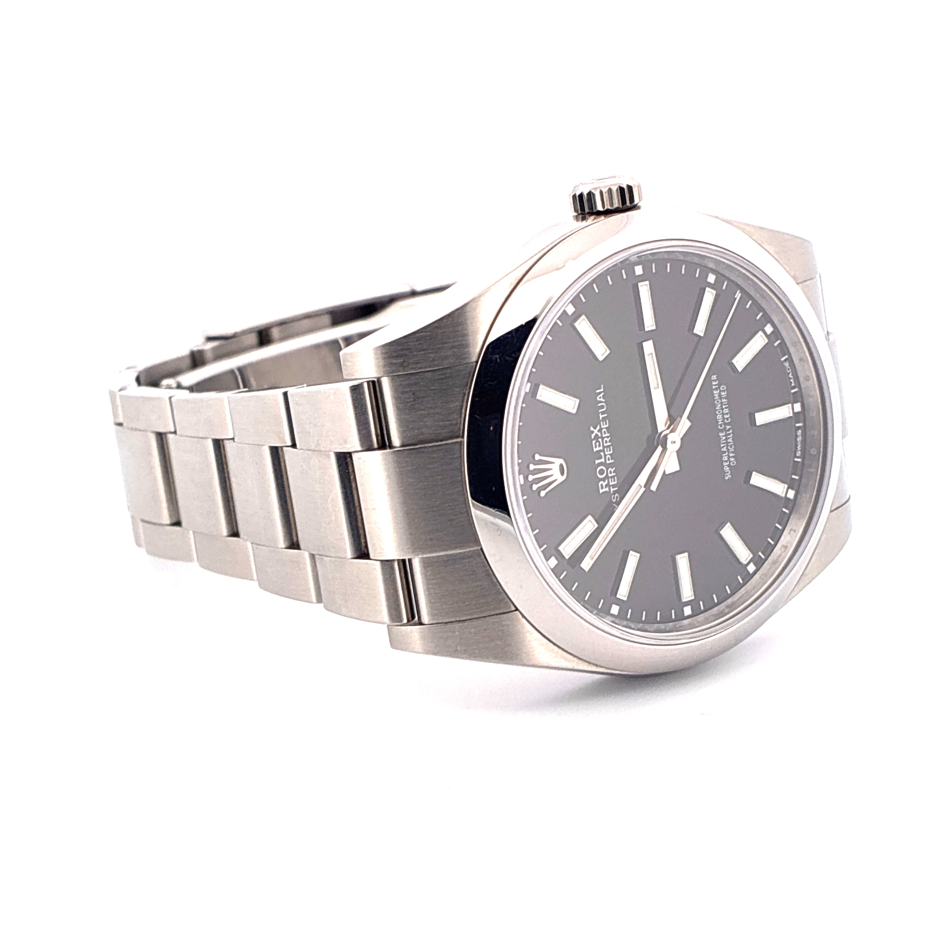 Rolex Oyster Perpetual 39 mit schwarzem Zifferblatt und Stahlarmband, leichte Seitenansicht auf weissem Hintergrund